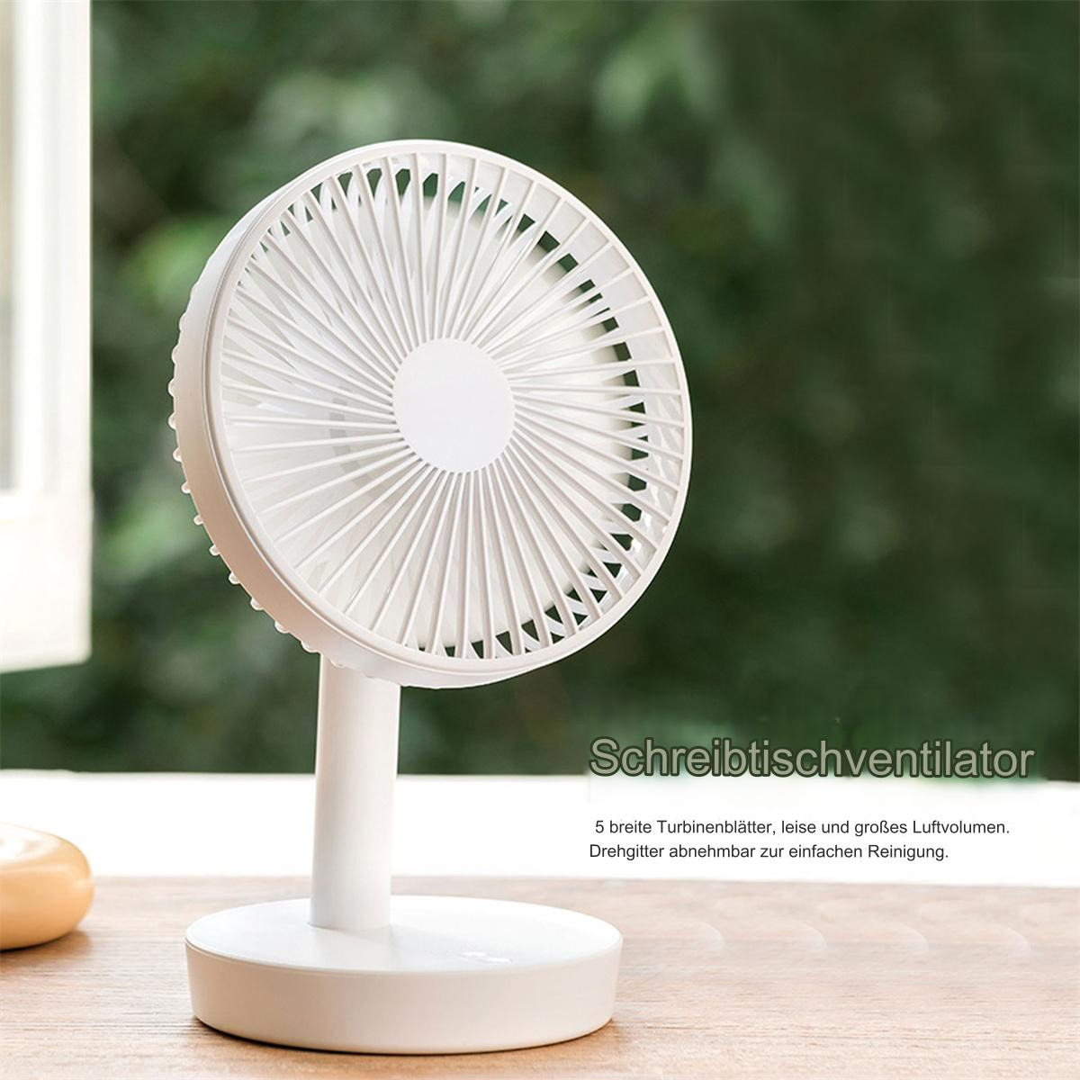 Weißer Schreibtischventilator mit kreisförmigem Design. Er hat einen weißen Sockel und einen weißen Körper. Hintergrund ist ein Fenster und Blätter.