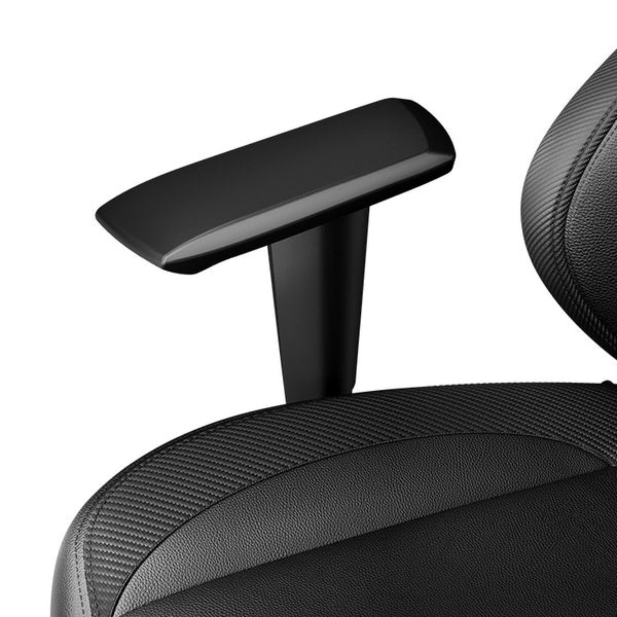 Détail d'accoudoir et de dossier de chaise noirs avec texture en fibre de carbone. Fond blanc.