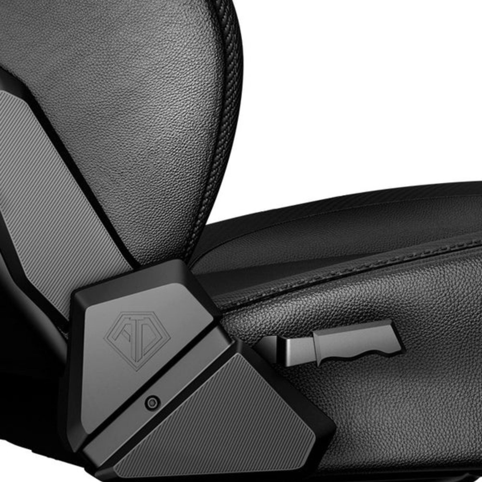 Détail d'une chaise de jeu noire. Montre la connexion de l'accoudoir et le réglage de l'angle du siège.