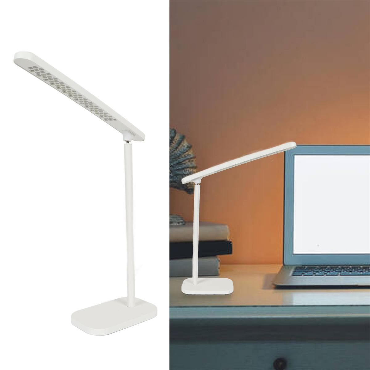 Zwei weiße Schreibtischlampen mit rechteckigem Lichtfeld. Eine auf weißem Hintergrund, eine auf einem Schreibtisch.