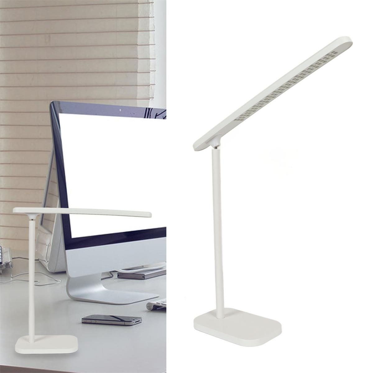 Zwei weiße Schreibtischlampen auf weißem Hintergrund. Eine ist an, die andere nicht.