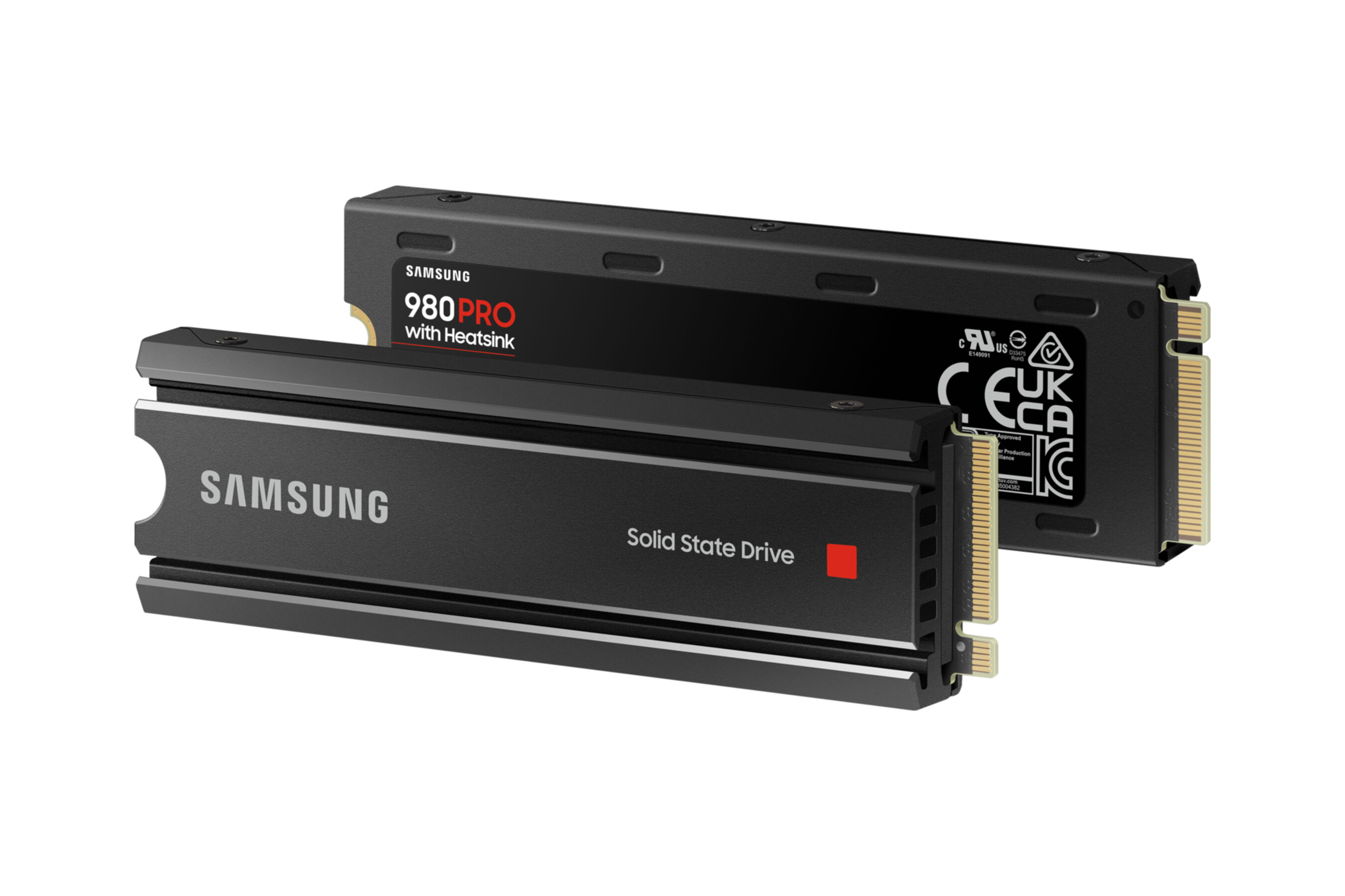 Beyaz zemin üzerinde kırmızı detaylı iki siyah Samsung SSD.