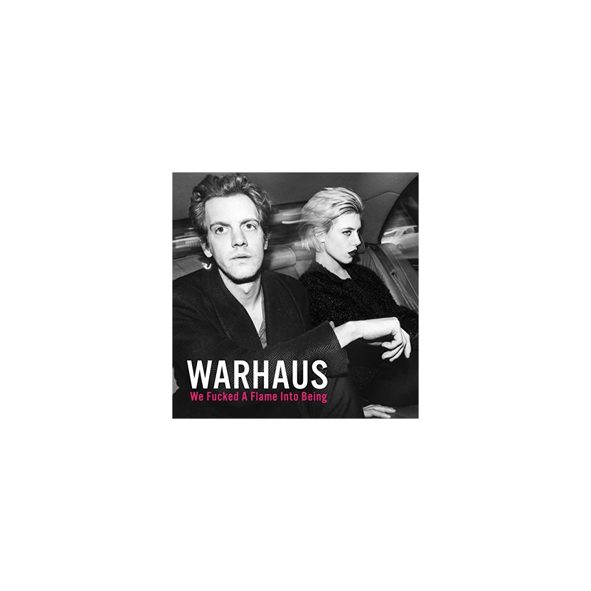 Pochette de l'album WARHAUS. Deux personnes dans une voiture. Le titre de l'album est sur la pochette.