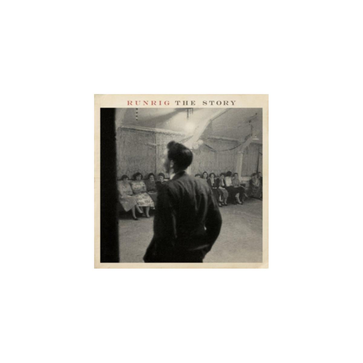 Albumhoes van een persoon voor een publiek. Tekst op het album is "RUNRIG THE STORY".