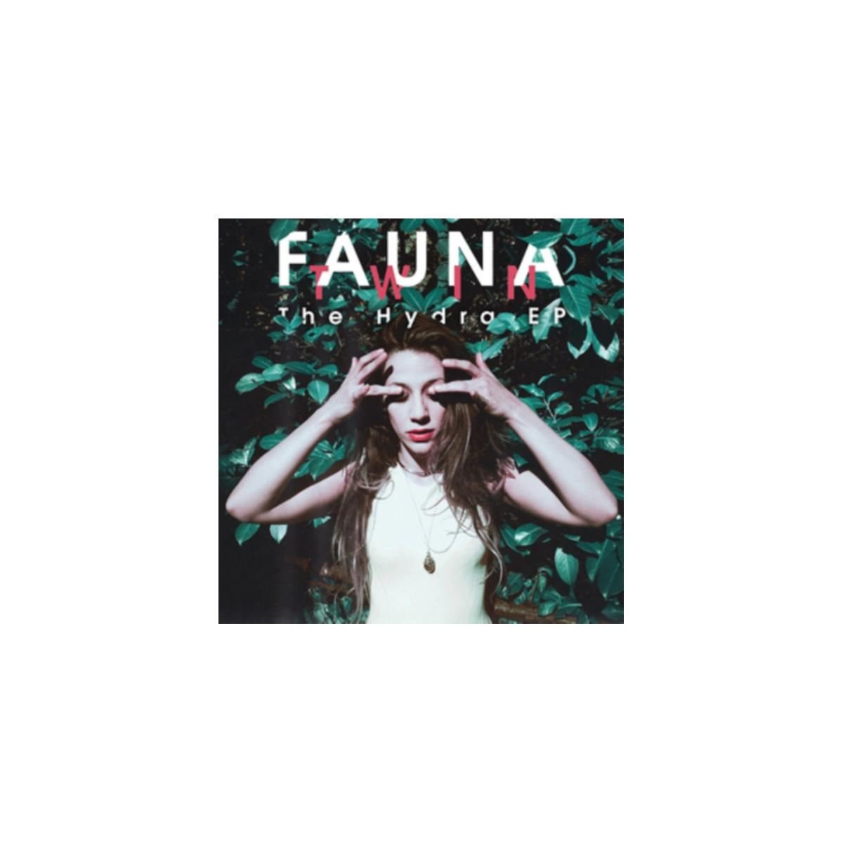 Pochette d'album avec une femme, le texte indique FAUNA. Elle se touche le visage devant des feuilles.