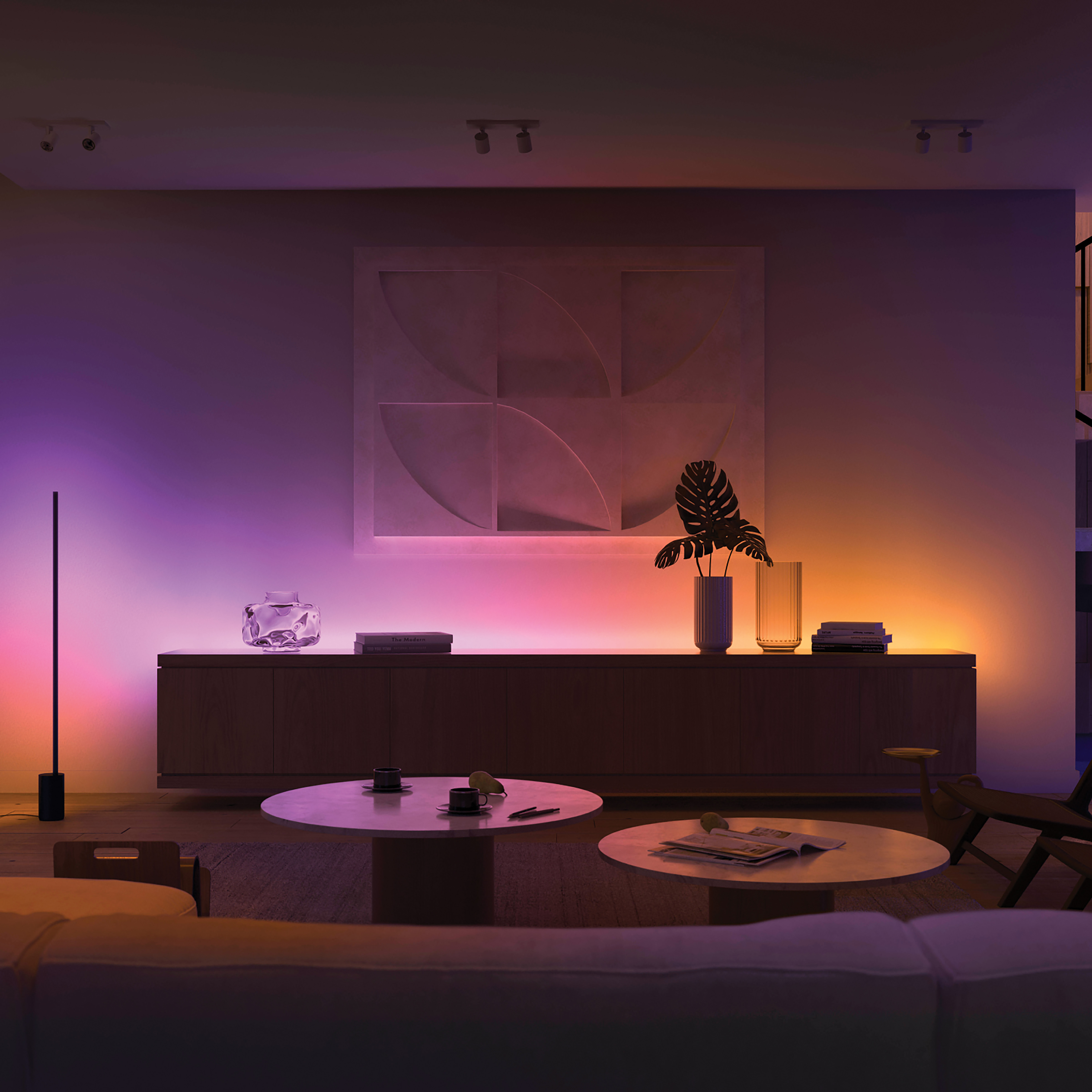 Modernes Wohnzimmer mit farbwechselndem LED-Streifen und Holzschrank.