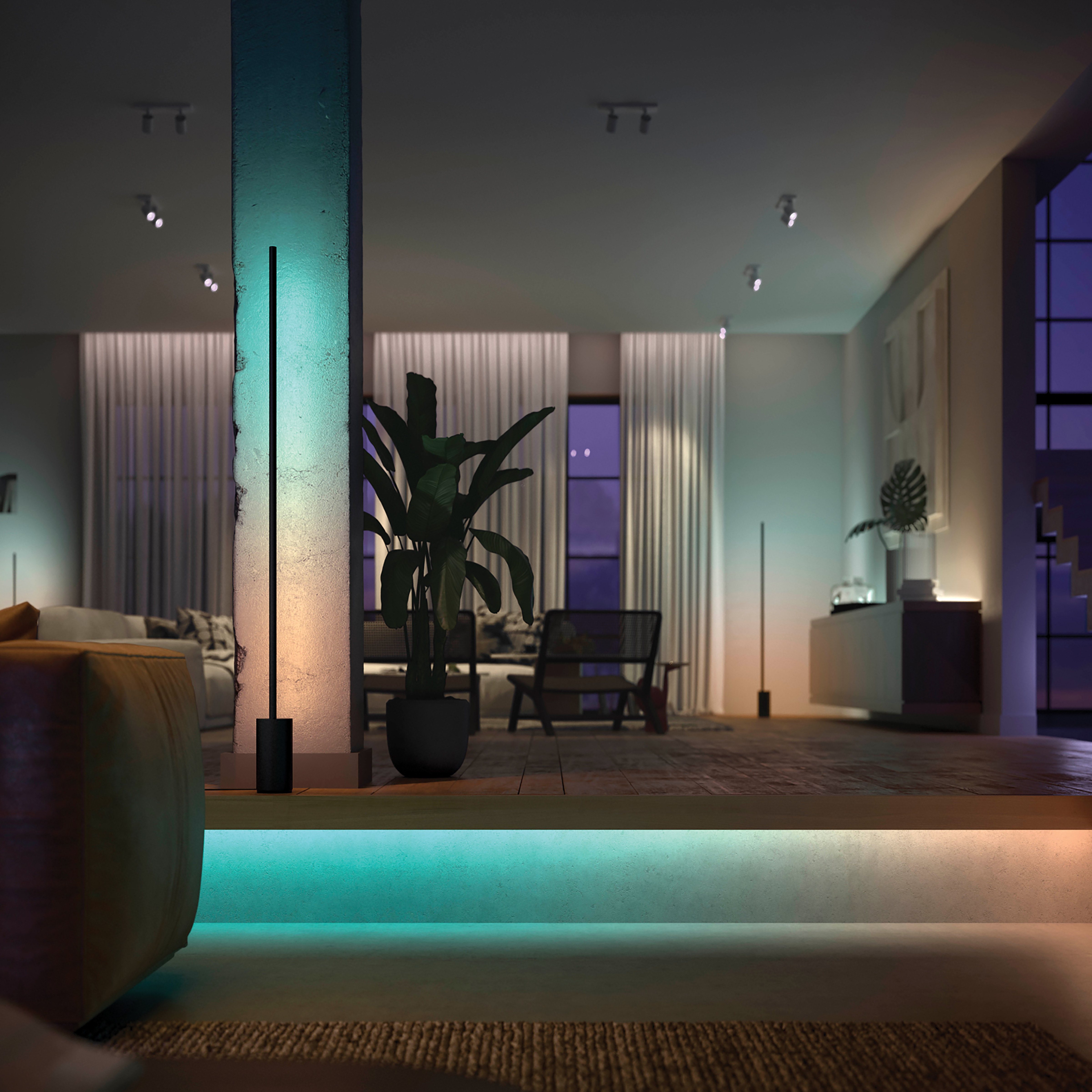 Modernes Wohnzimmer mit hohen, vertikalen Lichtern. Eine Pflanze und eine Couch sind sichtbar.