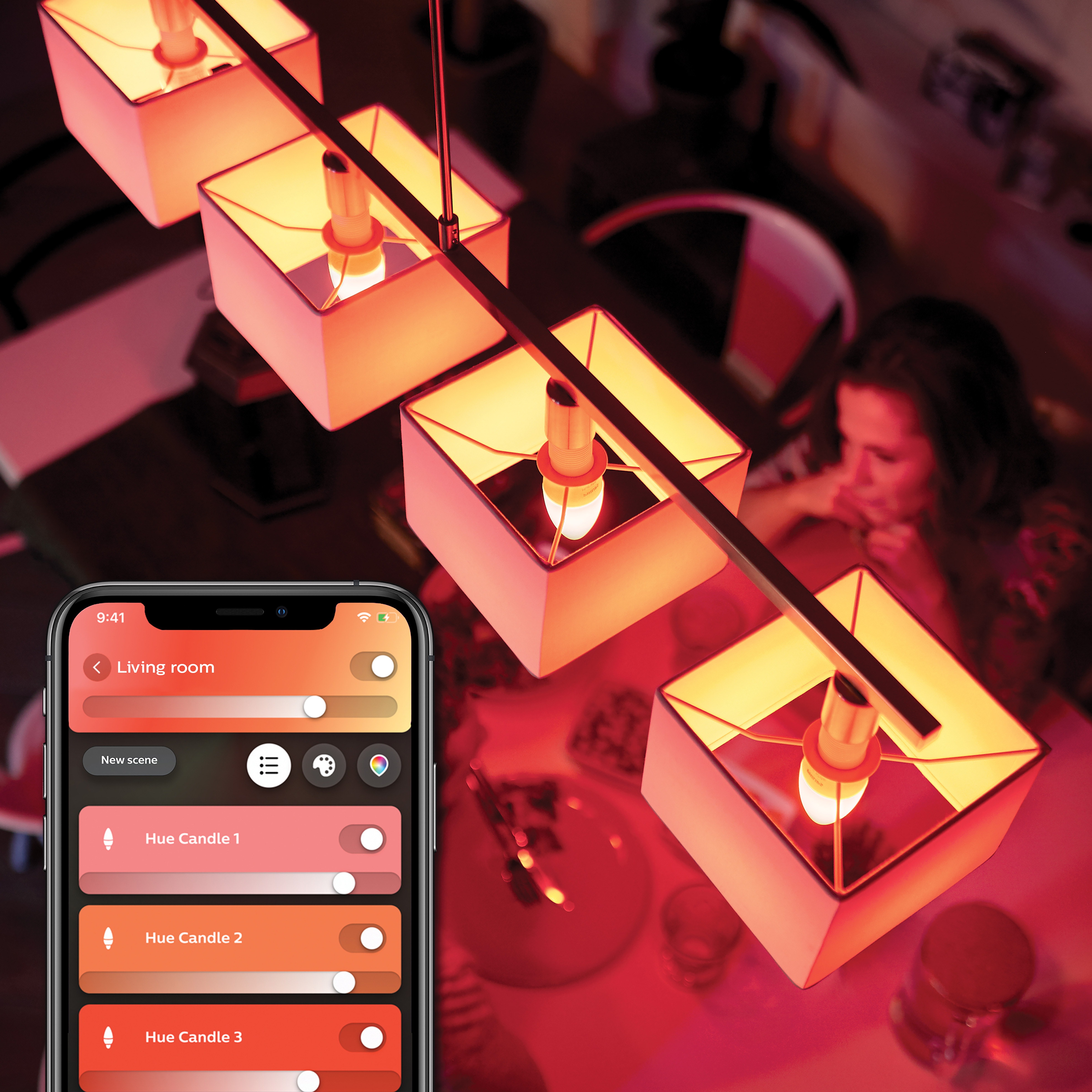 Smartfon kontrolujący inteligentne oświetlenie, z kobietą w tle.