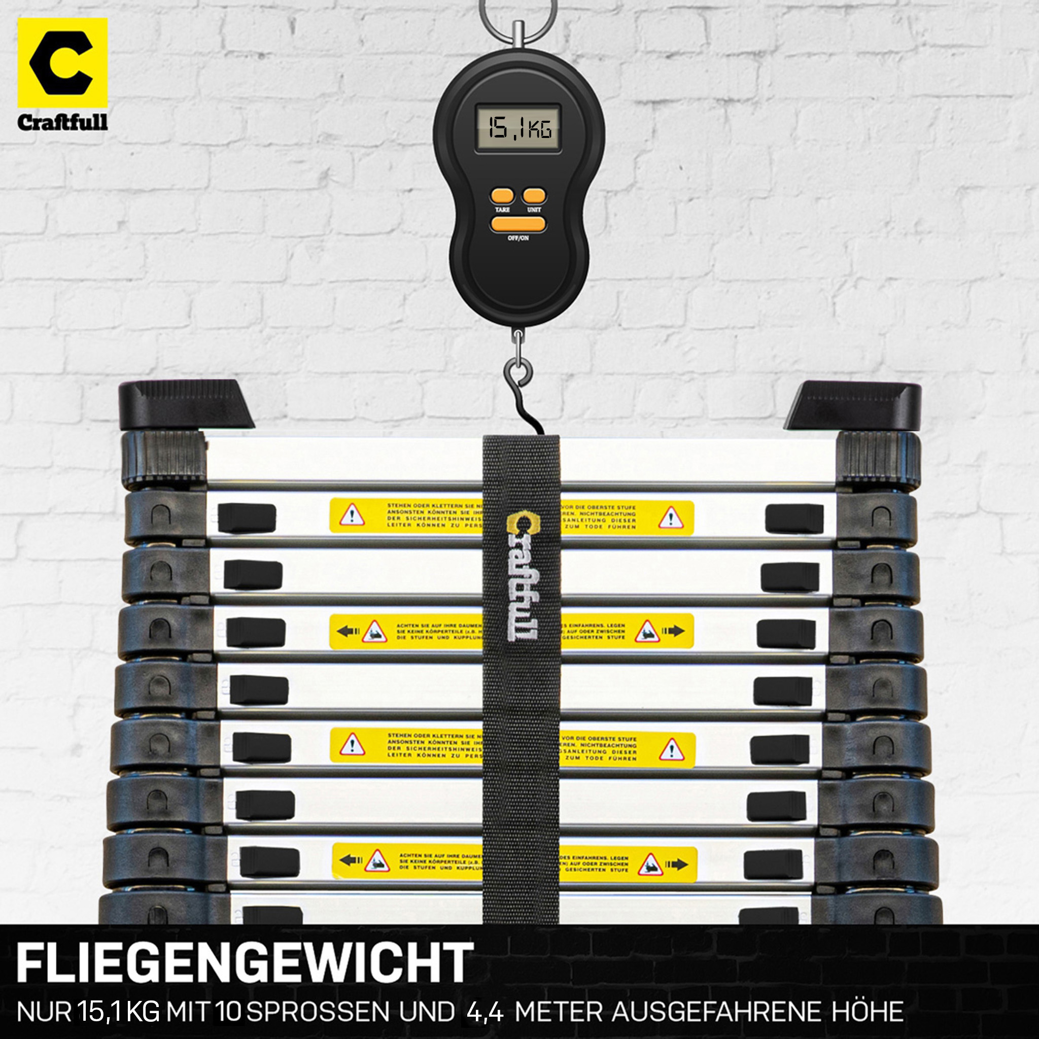 Eine Waage mit Leiter. Die Waage zeigt 15,1 kg an, und die Leiter wird gewogen.