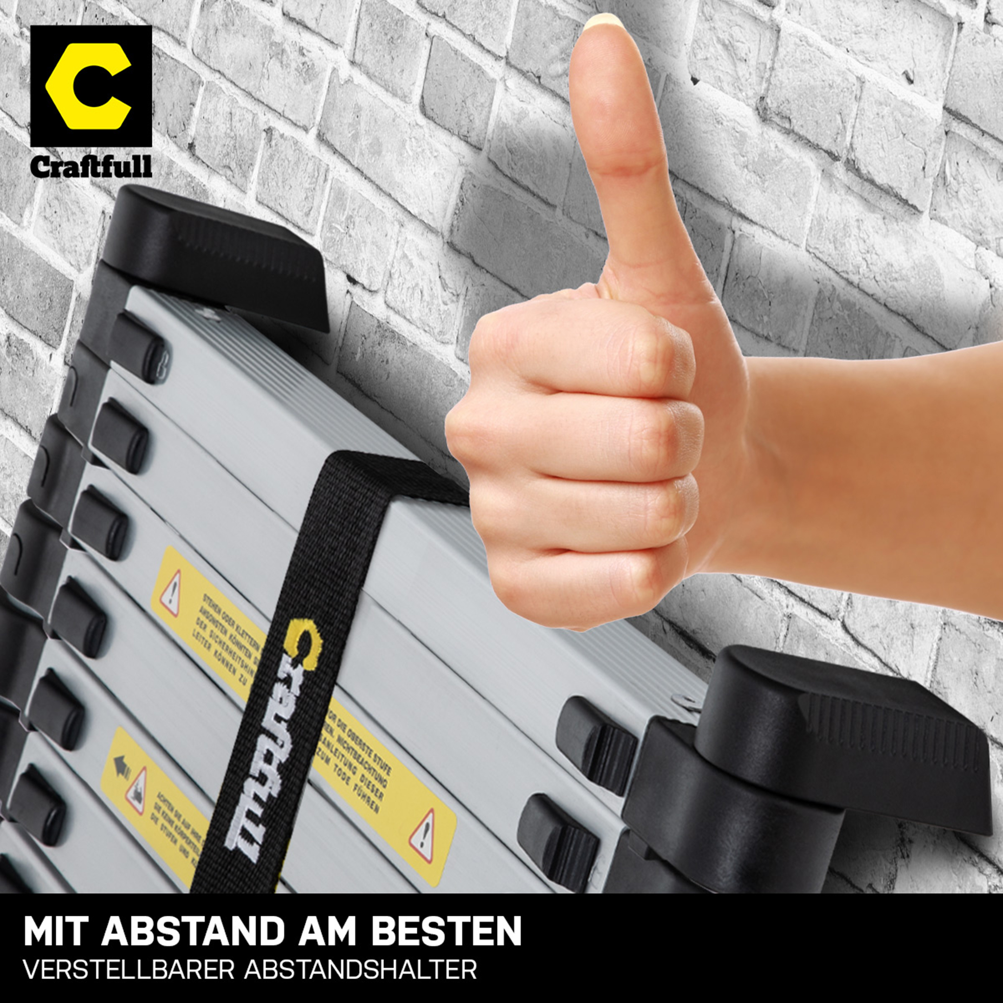 Eine Person gibt einen Daumen hoch neben einer geschlossenen Leiter. Die Leiter ist silberfarben.