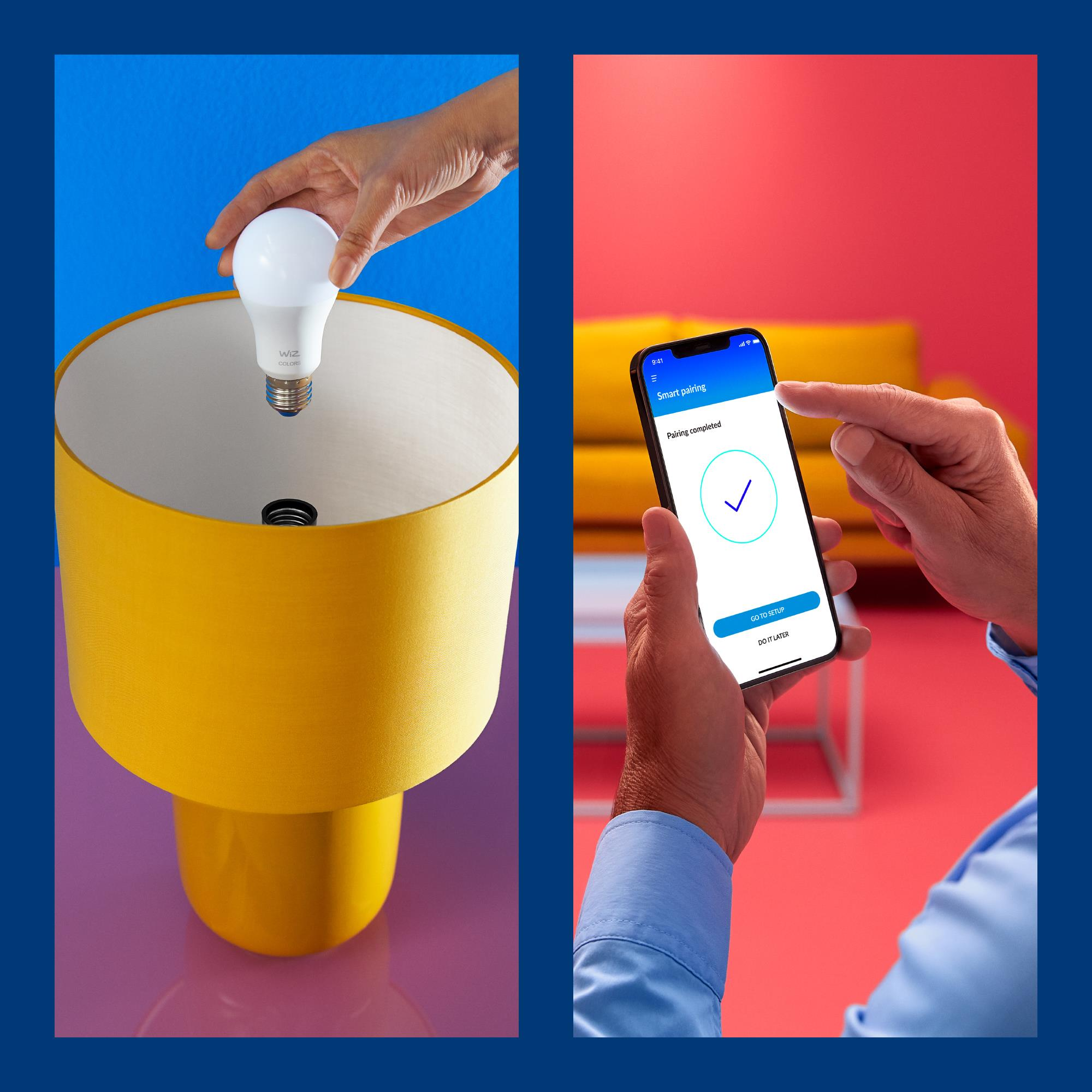Person installiert eine Smart-Glühbirne in eine Lampe, neben einem Telefon mit einer Pairing-abgeschlossen-Nachricht.