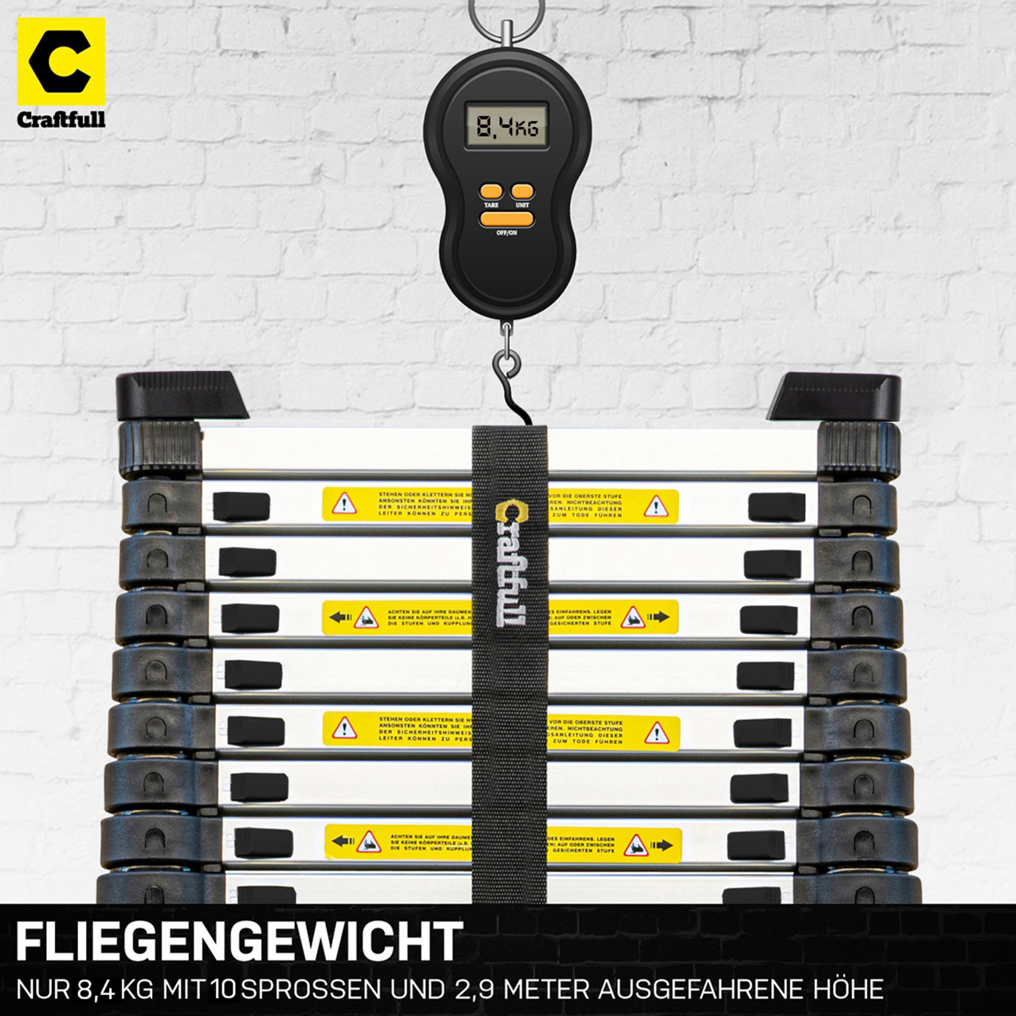 Eine Waage hängt an einer Leiter mit mehreren Sprossen.