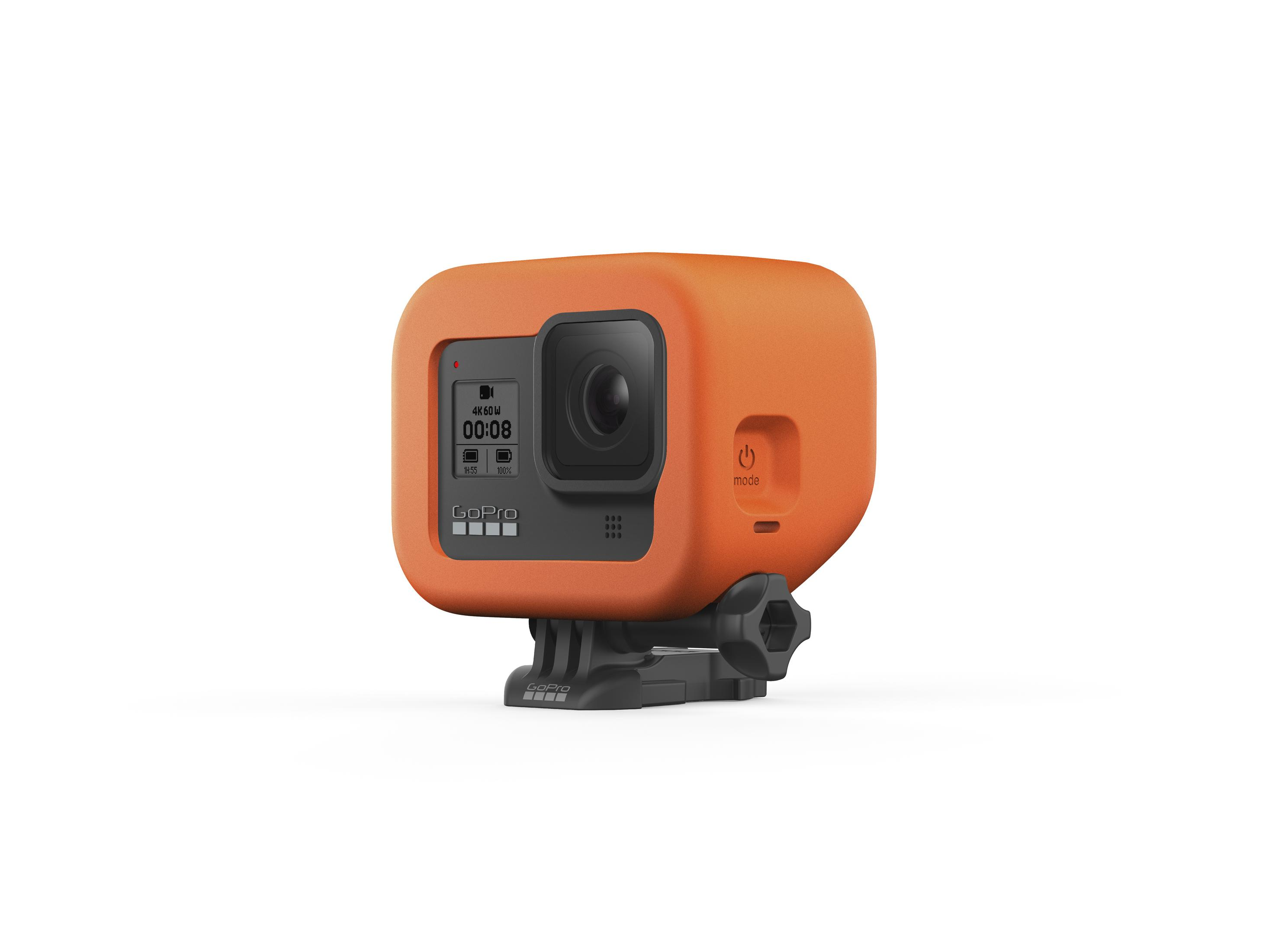 Cámara GoPro naranja en una funda protectora con detalles negros, aislada sobre blanco.