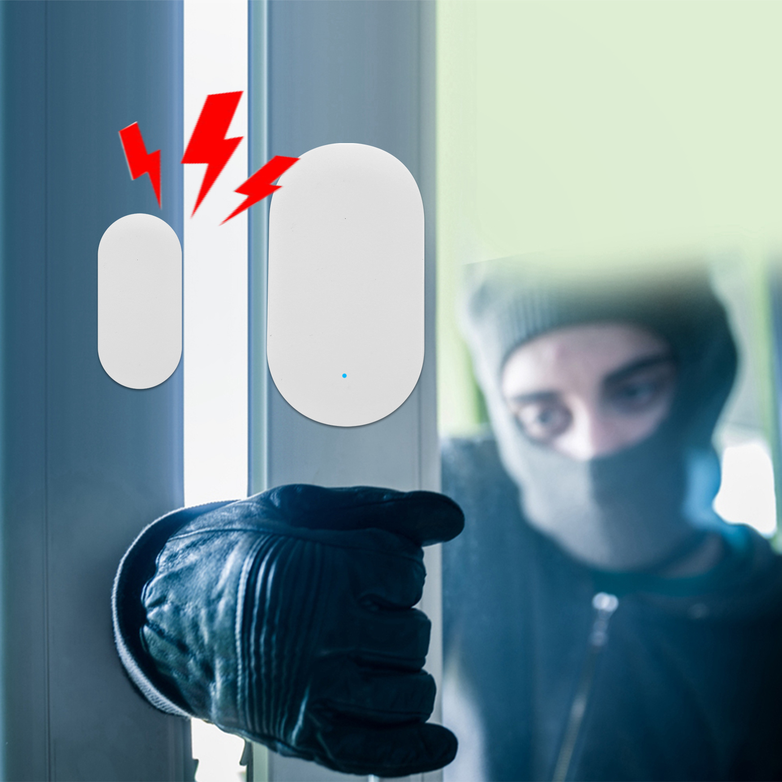 Einbrecher mit schwarzer Maske und Handschuh. Sicherheitssensor mit roten Alarmlichtern an einem Türrahmen.