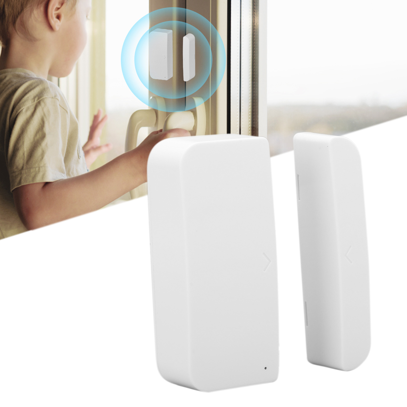 Kind in der Nähe einer Tür mit einem weißen Smart-Sensor. Zwei Sensoren sind in einem blauen Kreis hervorgehoben.