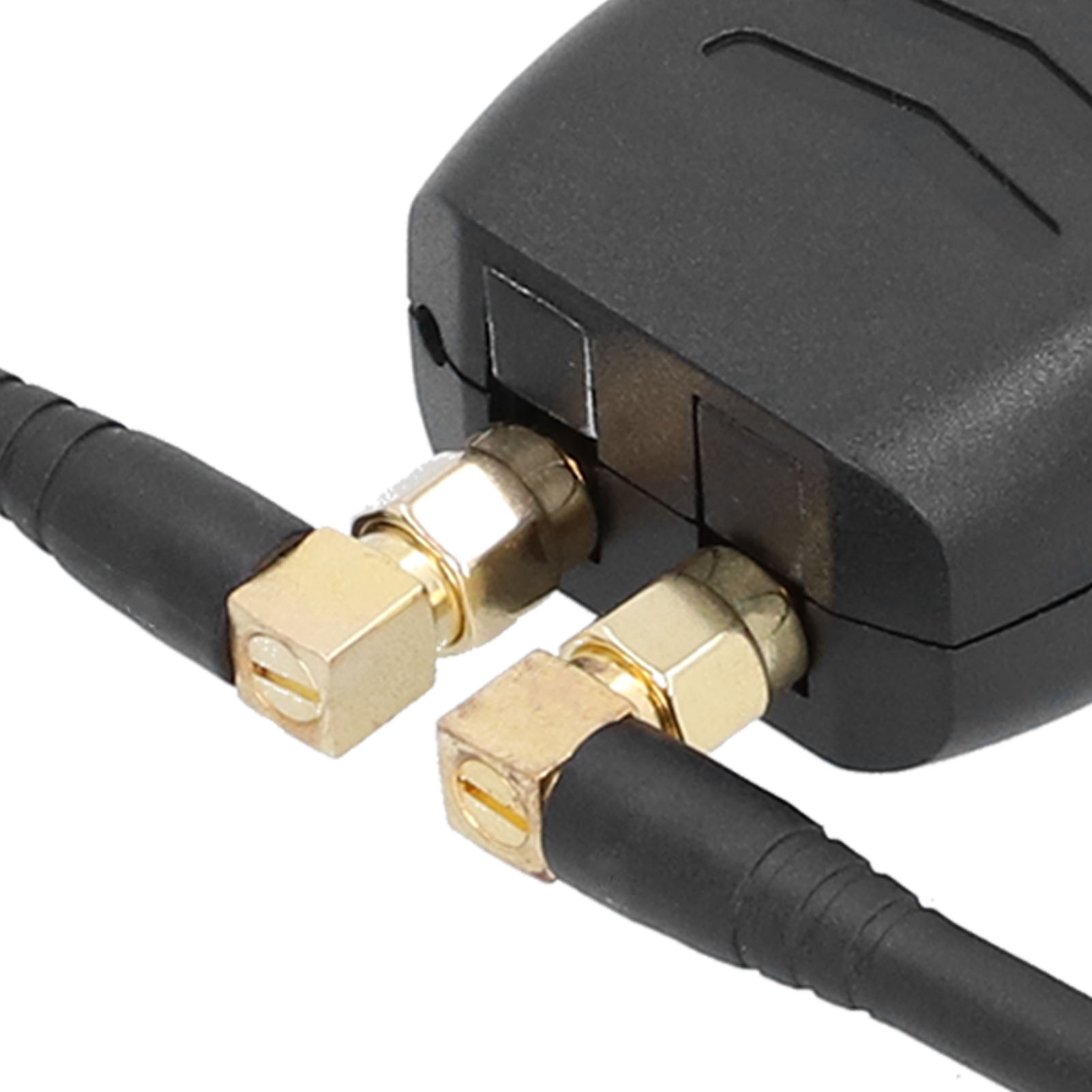 Schwarzer Stecker mit zwei goldfarbenen Anschlüssen. Schwarzes Kabel ist angeschlossen. Weißer Hintergrund.