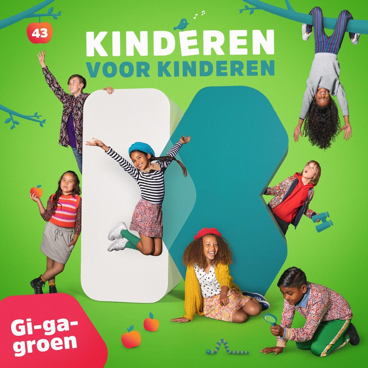 Group of children in front of a large green and white backdrop. 'Kinderen voor Kinderen' text.