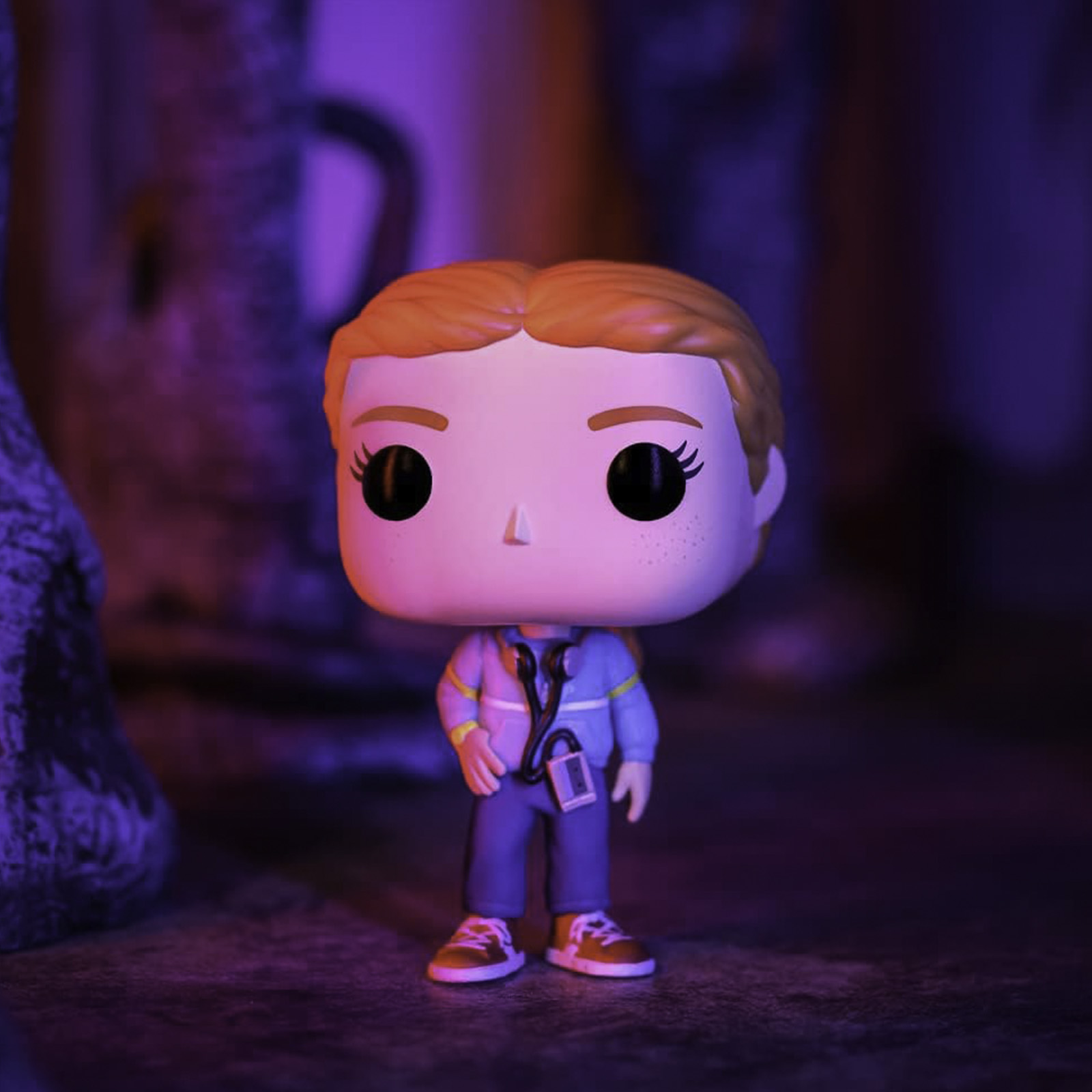 Funko Pop Figur einer Figur mit roten Haaren, die eine blaue Jacke und Jeans trägt.