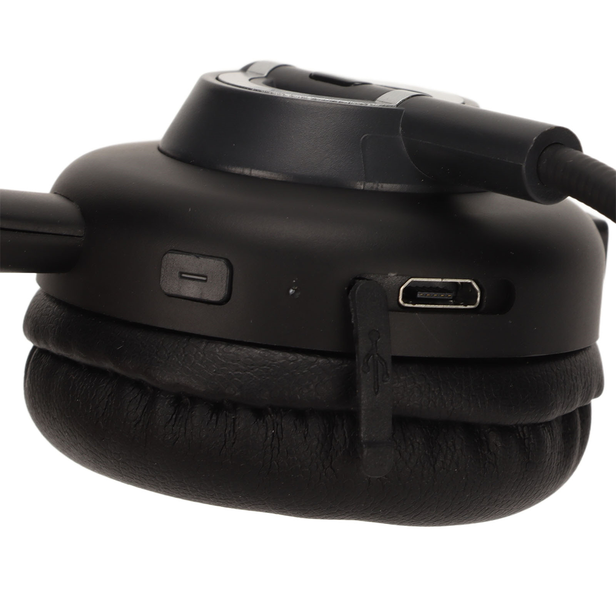 Ein schwarzes Headset mit USB-Anschluss und Ladeanschluss.
