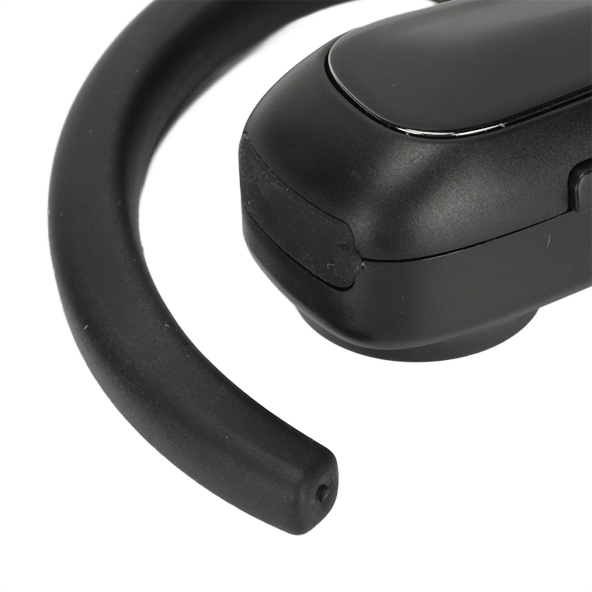 Nahaufnahme eines schwarzen Bluetooth-Headsets. Der Ohrhörer umschlingt das Ohr, mit einem Mikrofon.