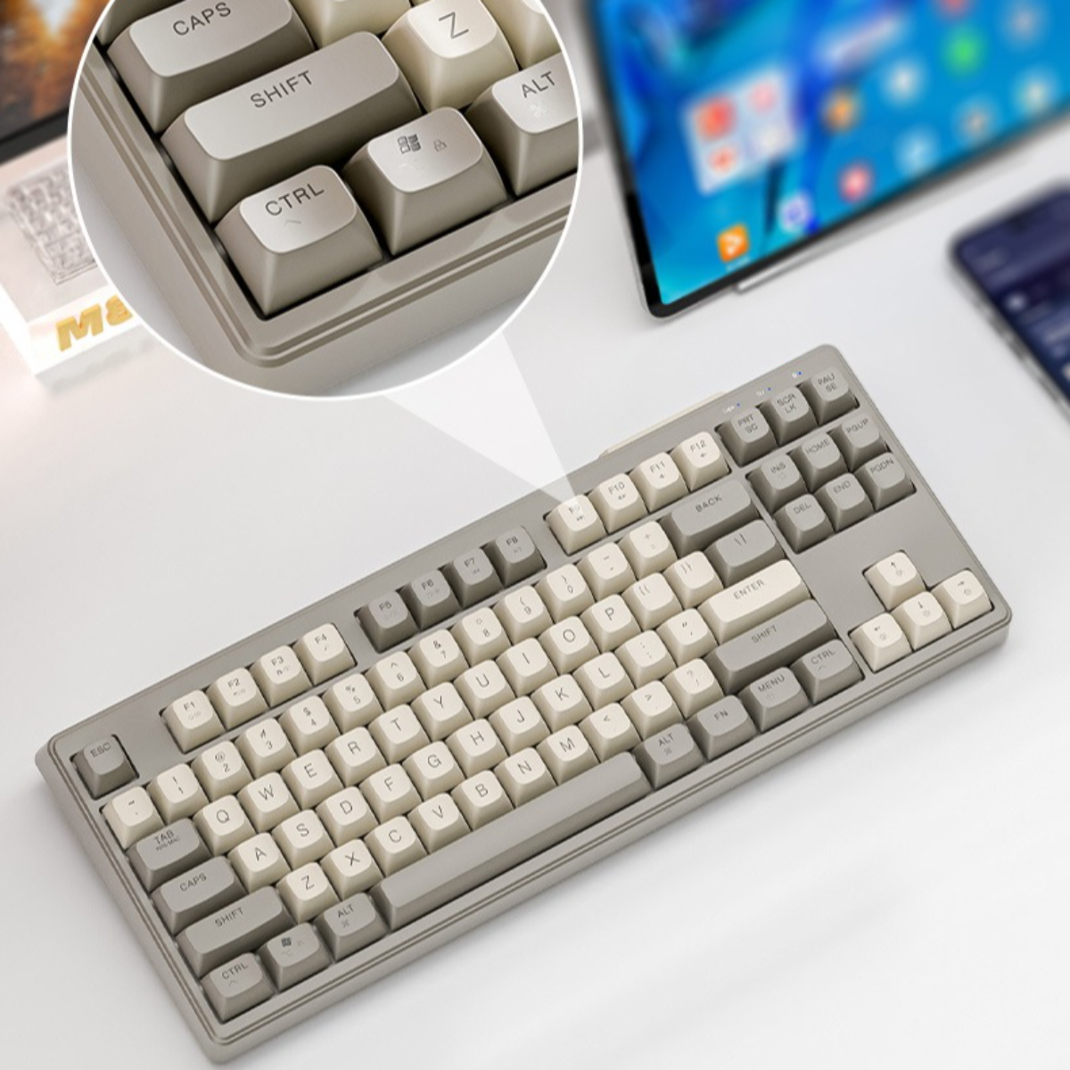 Eine Tastatur mit hellgrauen Tasten. Nahaufnahme von Tasten mit weißen Buchstaben. STRG- und UMSCHALT-Tasten.