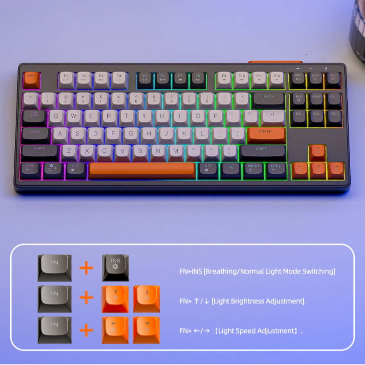 Schwarze und orangefarbene Tastatur mit Tastenbeschriftungen. Drei Tasten zeigen Lichtsteuerung.