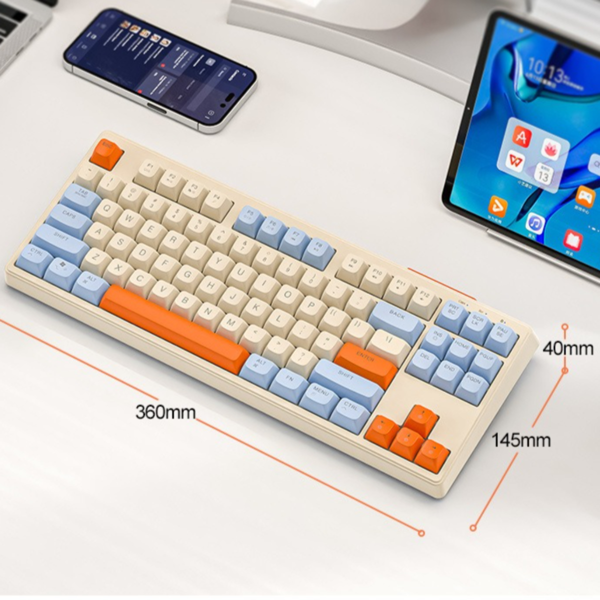 Eine Tastatur mit cremefarbenen Tasten und orangefarbenen und blauen Akzenten, Abmessungen gezeigt.