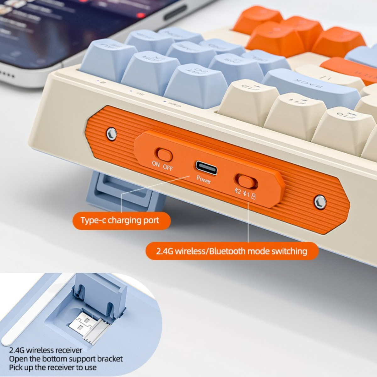 Eine Tastatur mit blauen und beigefarbenen Tasten. Sie hat eine Einschalttaste und einen Ladeanschluss.