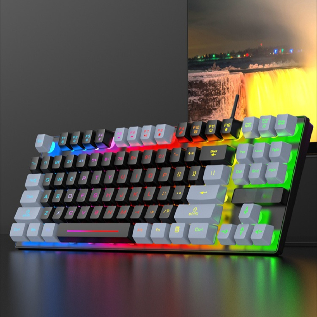 Eine farbenfrohe mechanische Tastatur mit beleuchteten Tasten. Der Hintergrund ist dunkel.