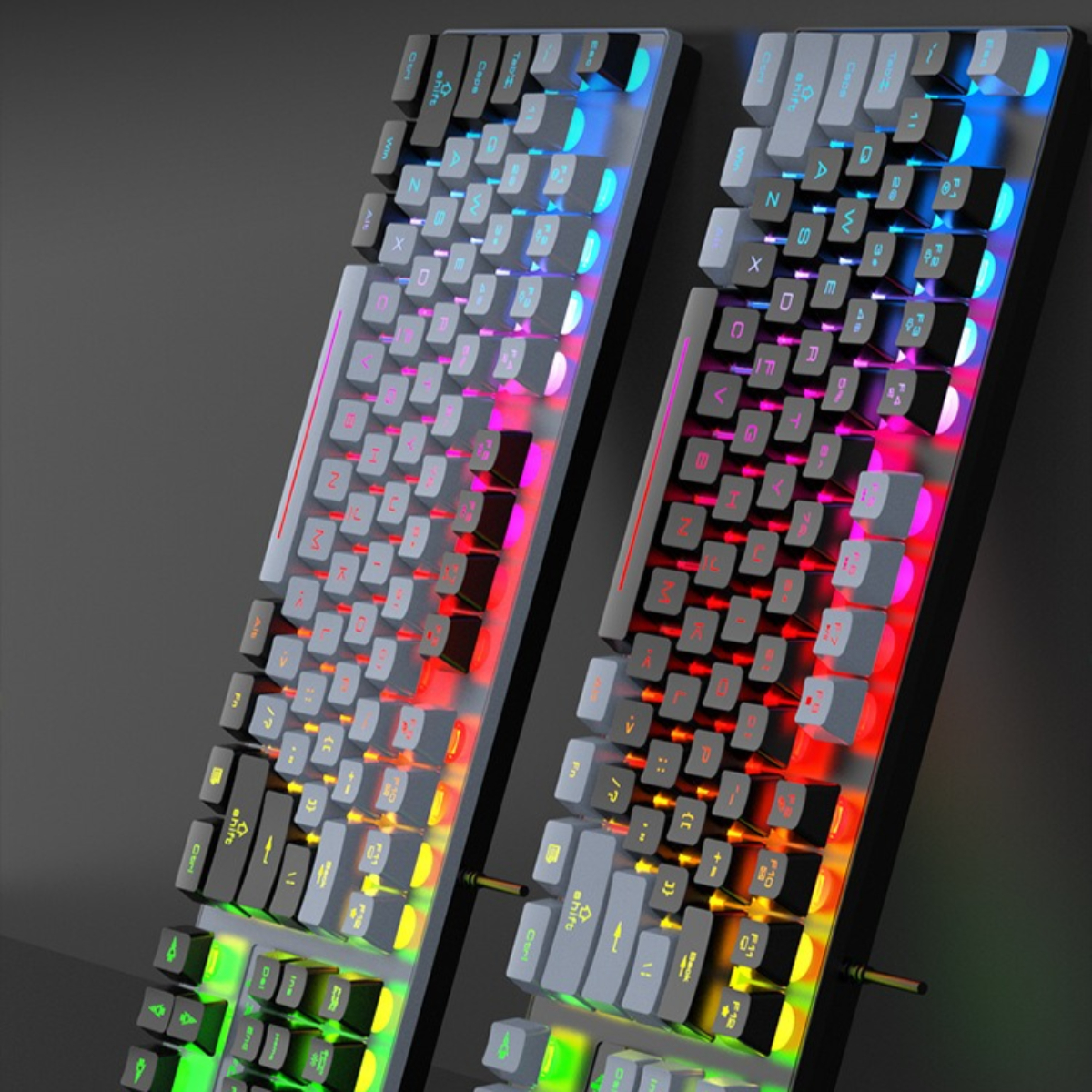 Zwei mechanische Tastaturen mit LED-Beleuchtung. Schwarze und graue Tasten. Grauer Hintergrund.