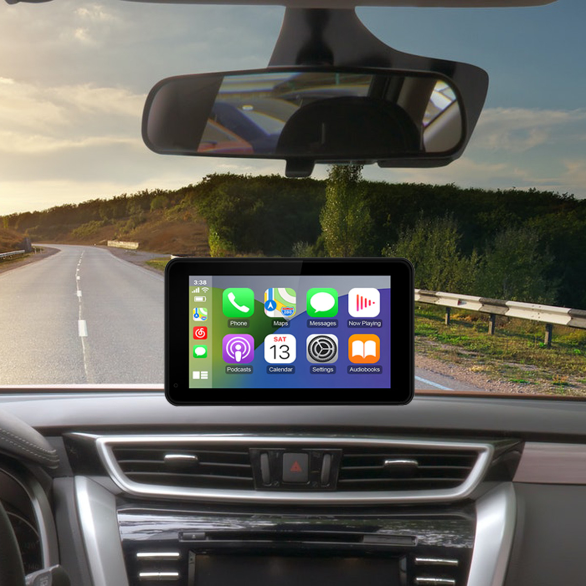 Panel de control del coche con una pantalla que muestra una app de navegación e iconos de teléfono.