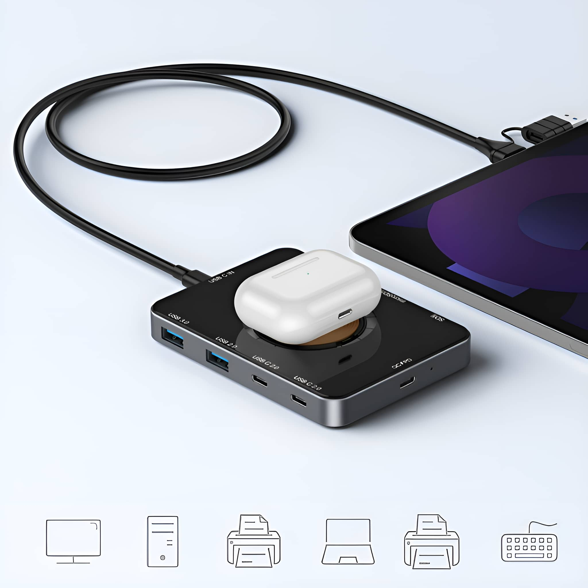 Ein schwarzer Hub mit Anschlüssen und einem kabellosen Ladepad, mit weißem AirPods-Case.