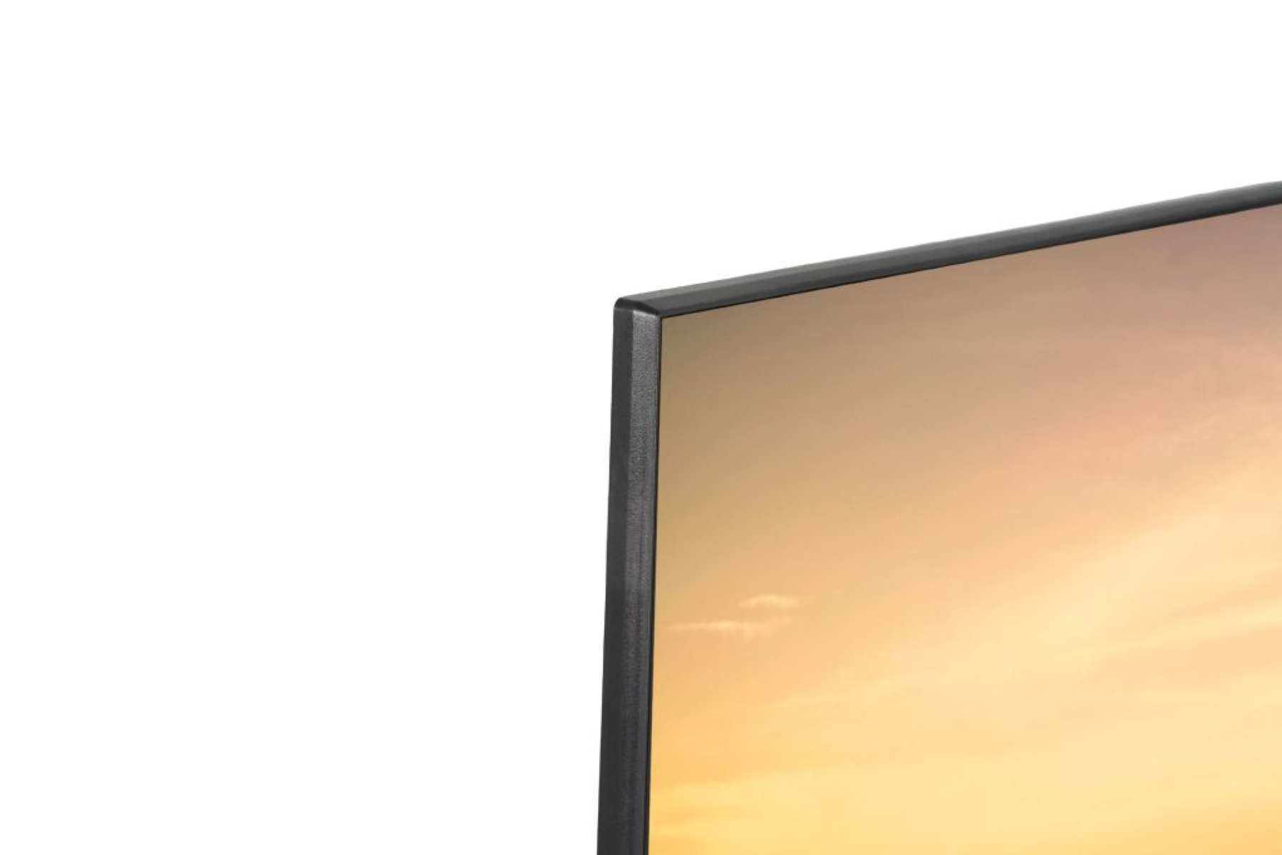 Nahaufnahme der Ecke eines schwarzen Monitors. Weißer Hintergrund. Der Himmel ist im Hintergrund.
