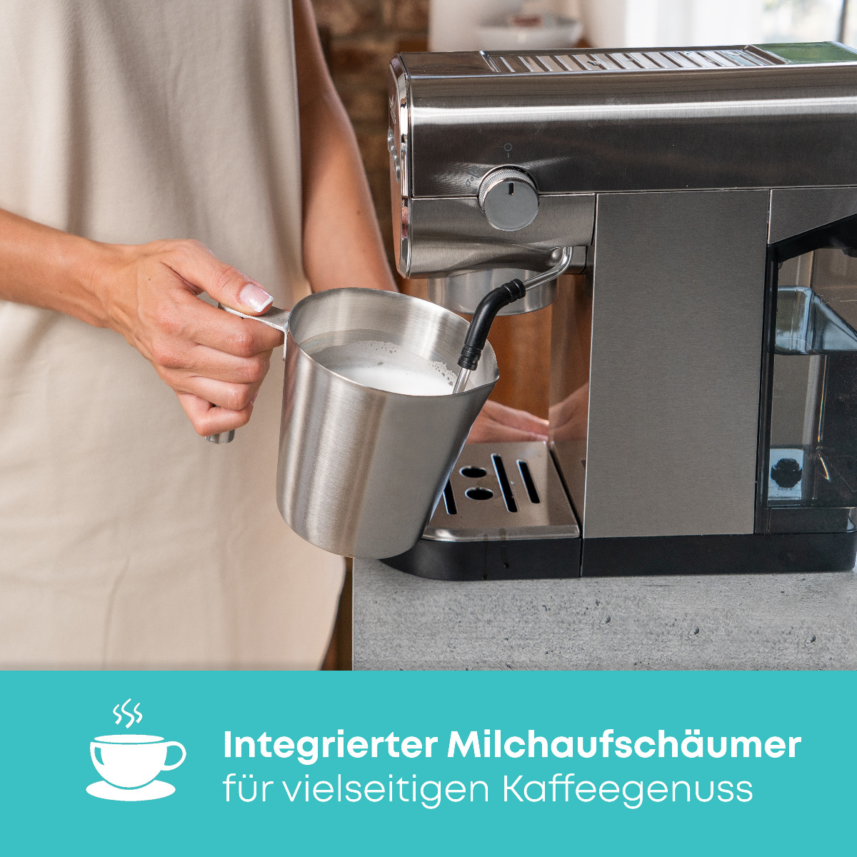 Eine Person gießt Milch in einen silbernen Milchaufschäumer, der mit einer Kaffeemaschine verbunden ist.