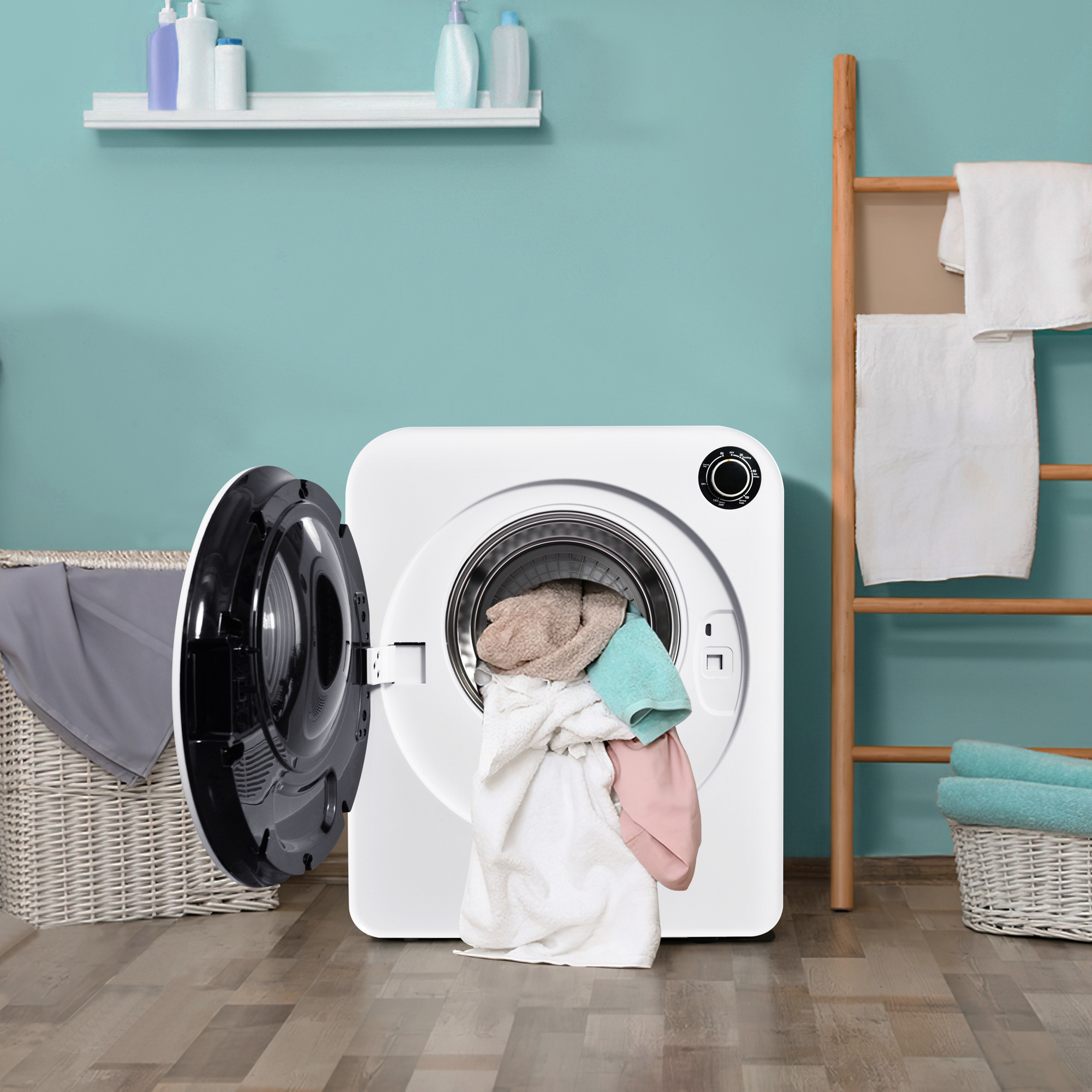 Weiße Waschmaschine mit offener Tür, überfüllt mit Kleidung. Handtücher und Wäschekorb sichtbar.