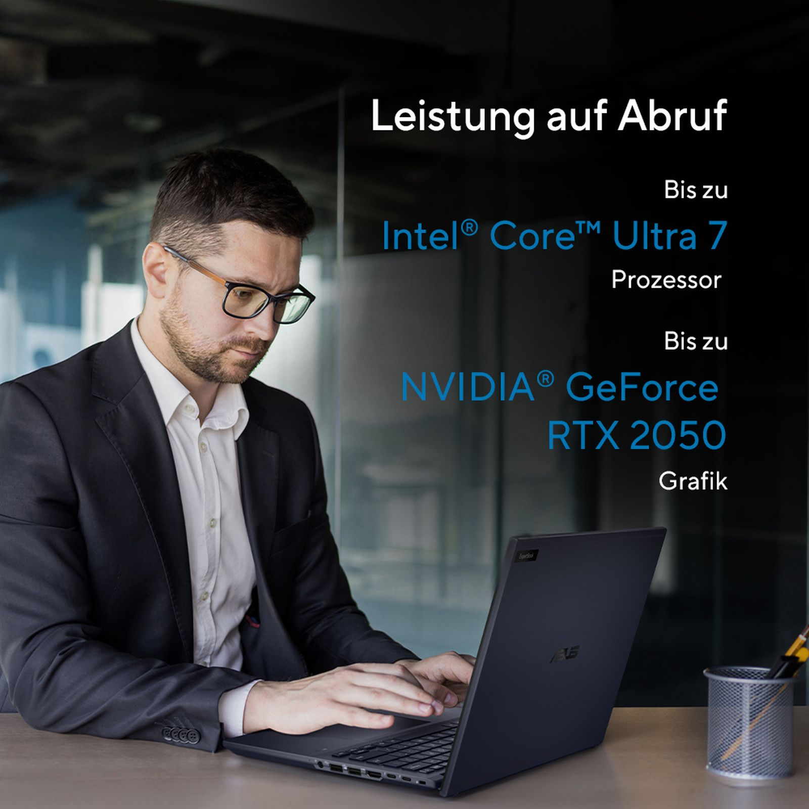 Mężczyzna w okularach z otwartym laptopem przy biurku. Tekst: Intel Core Ultra 7, NVIDIA RTX 2050.