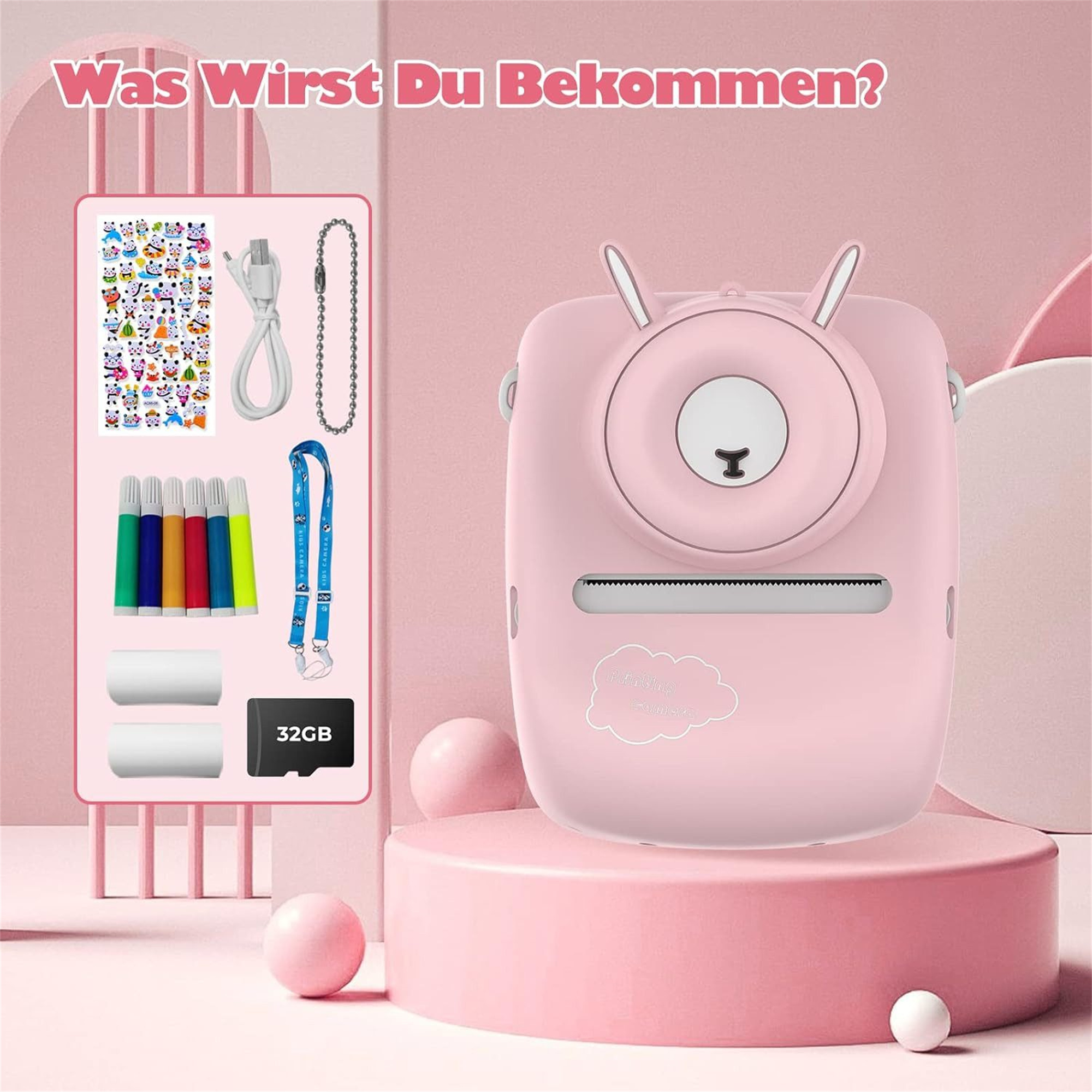 Eine rosa Sofortbildkamera mit Zubehör wie Markern und einer 32GB SD-Karte auf einer rosa Plattform.