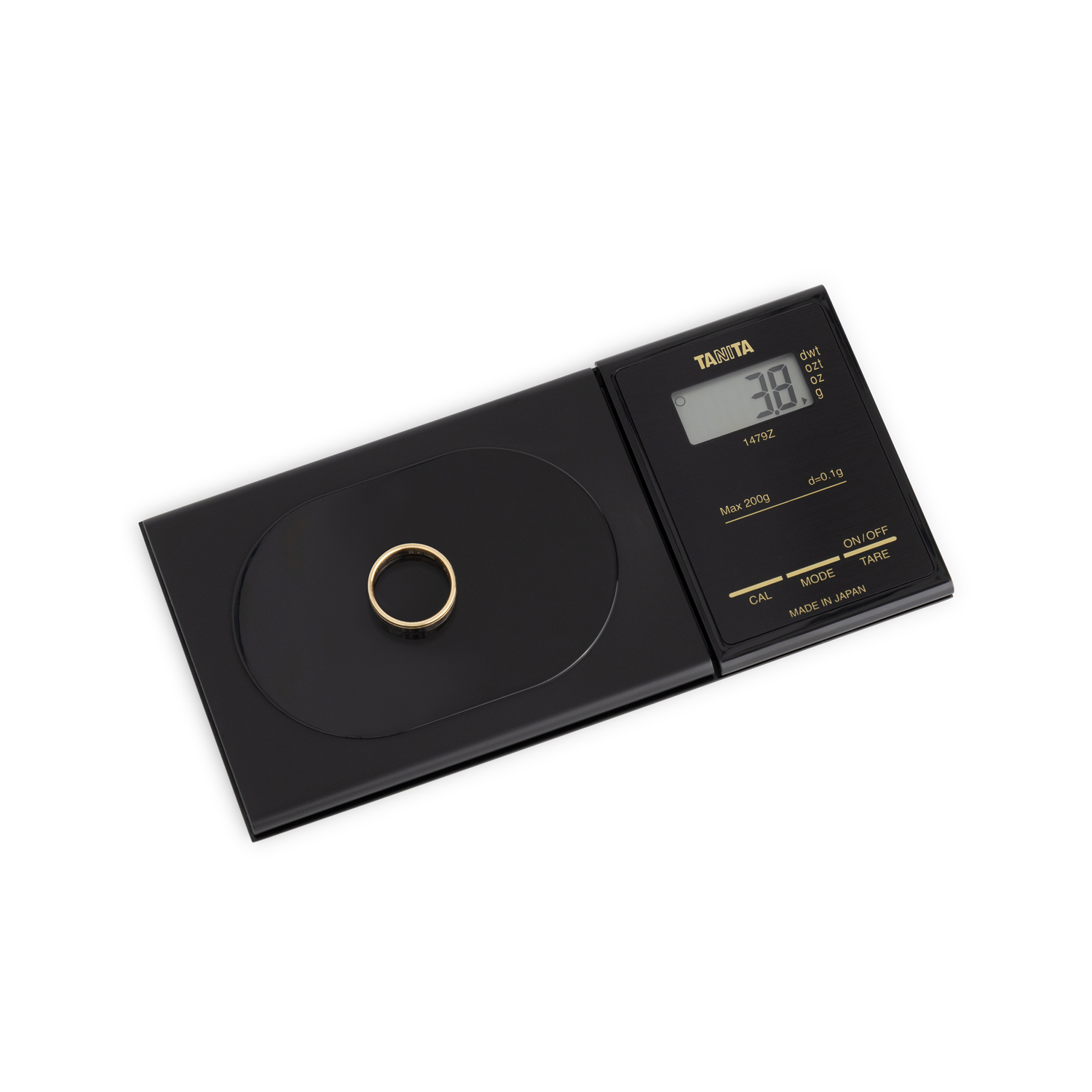 Eine schwarze Digitalwaage mit einem Goldring. Das Display zeigt Zahlen und Tasten.