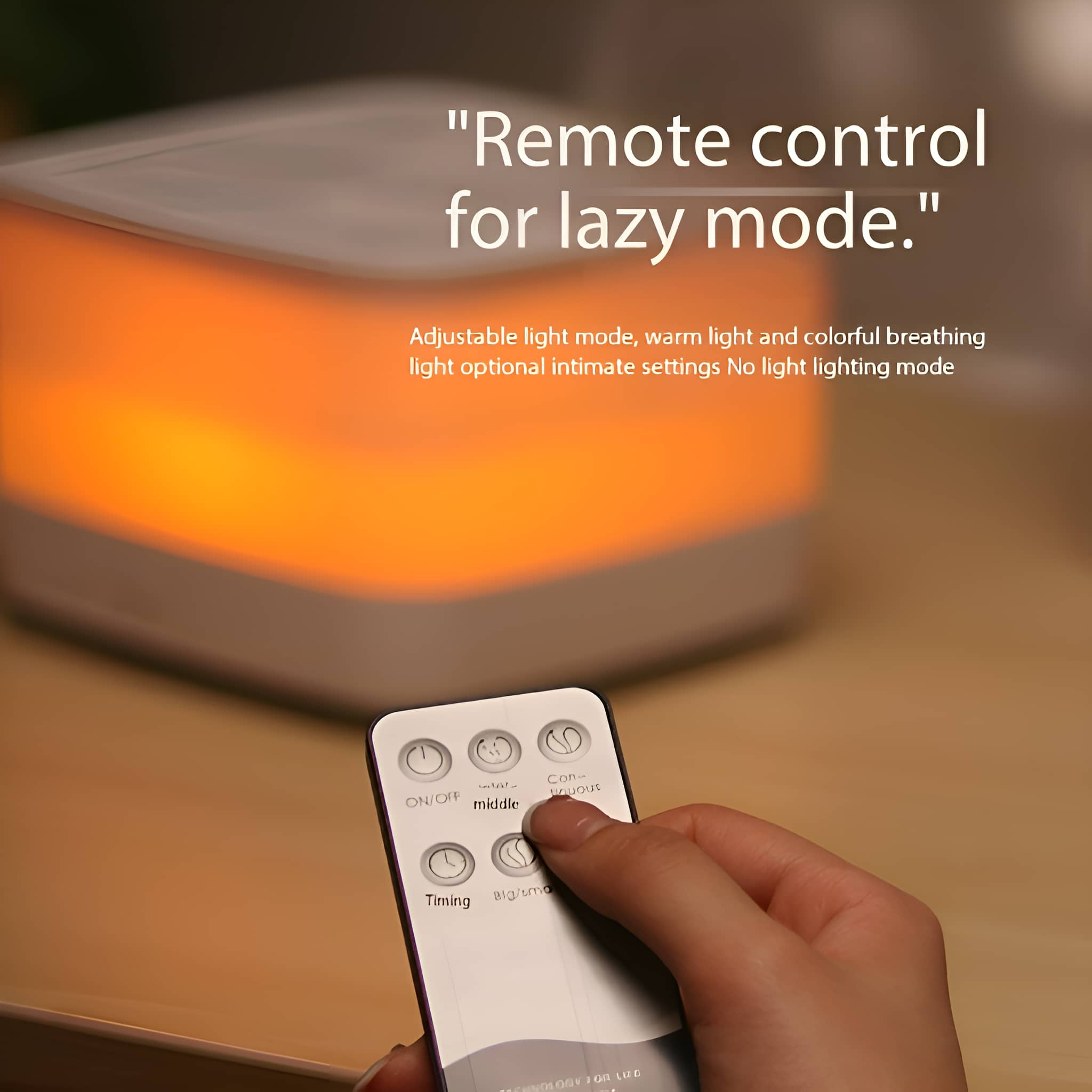 Die Hand einer Person, die eine Fernbedienung mit Lichtsteuerungen hält, eine Lampe mit orangefarbenem Licht.