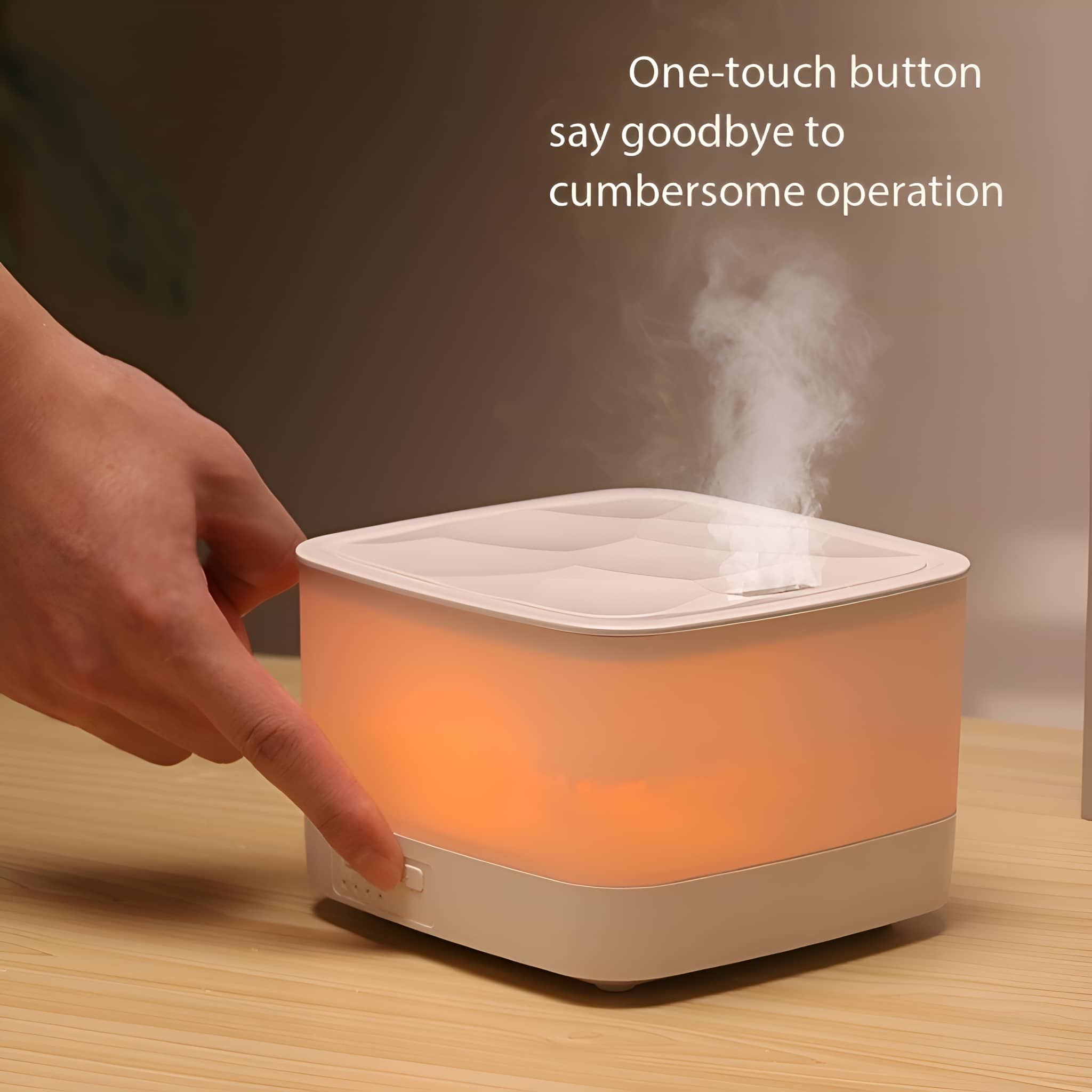 Weißer Luftbefeuchter mit orangefarbenem Licht. Eine Hand drückt eine Taste. Text: One-Touch-Taste.