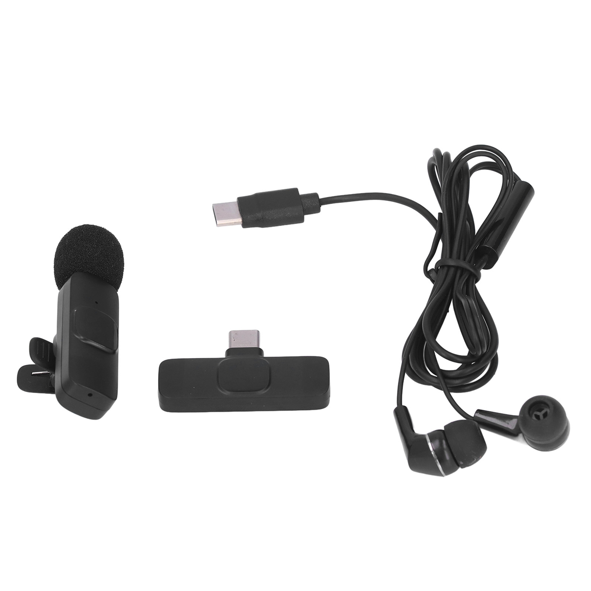 Ein schwarzes Mikrofon, ein Adapter und Kopfhörer sind auf einer weißen Oberfläche angeordnet. Kabel sind sichtbar.