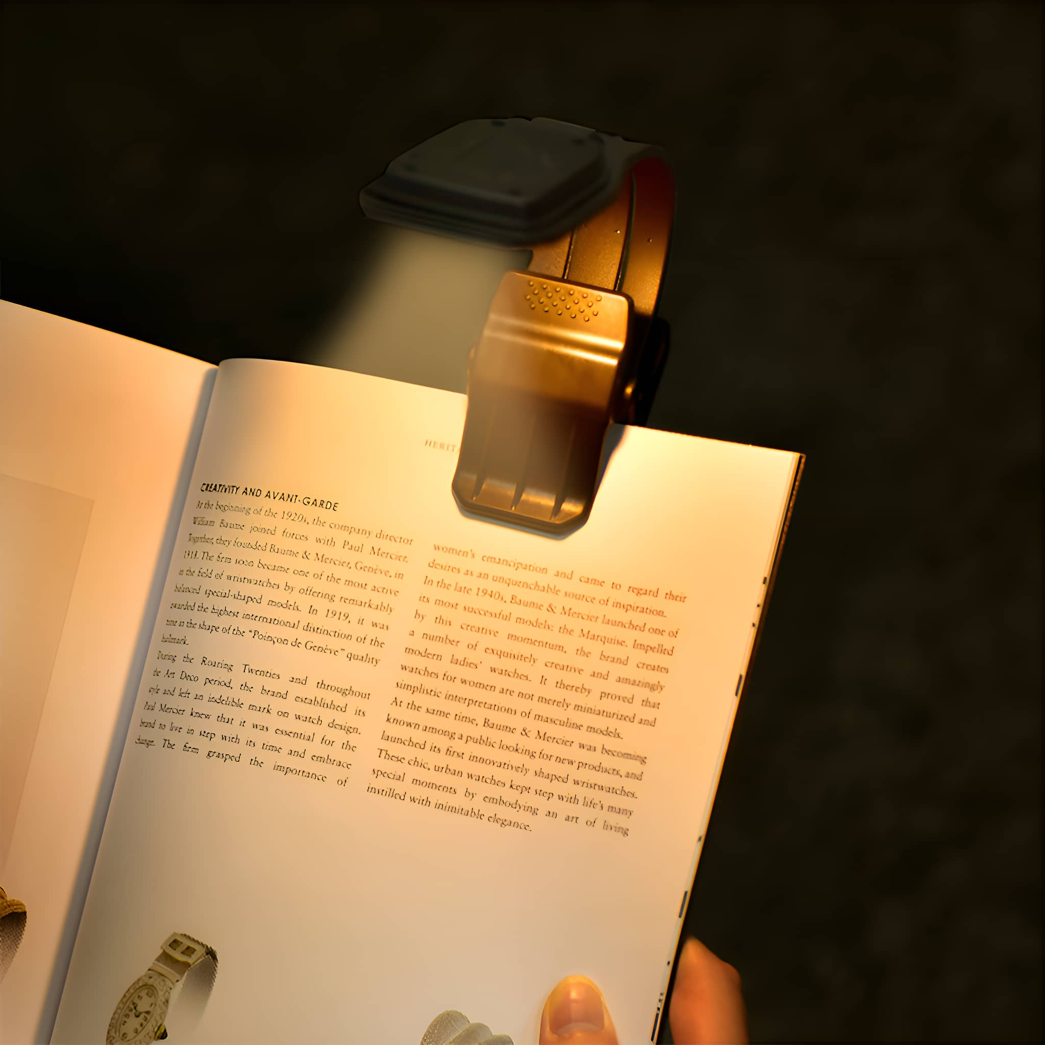 Ein Buch mit einer Clip-On-Leseleuchte, die die Seite beleuchtet.