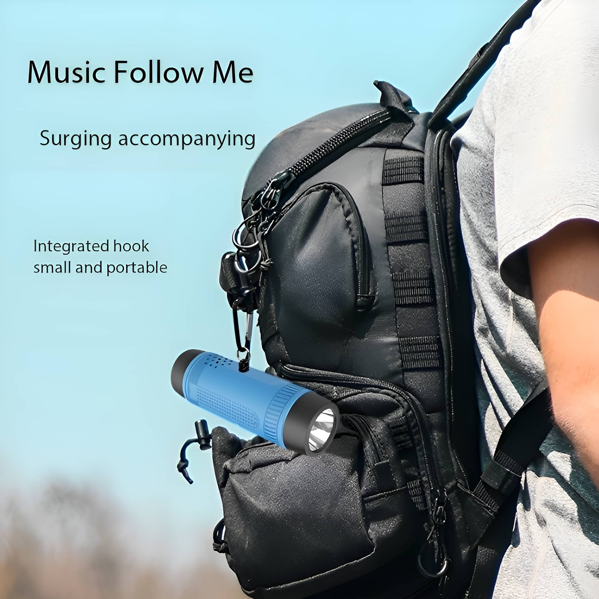 Blaue Taschenlampe hängt an einem schwarzen Rucksack. Rucksack ist auf einer Person. Text: Music Follow Me.