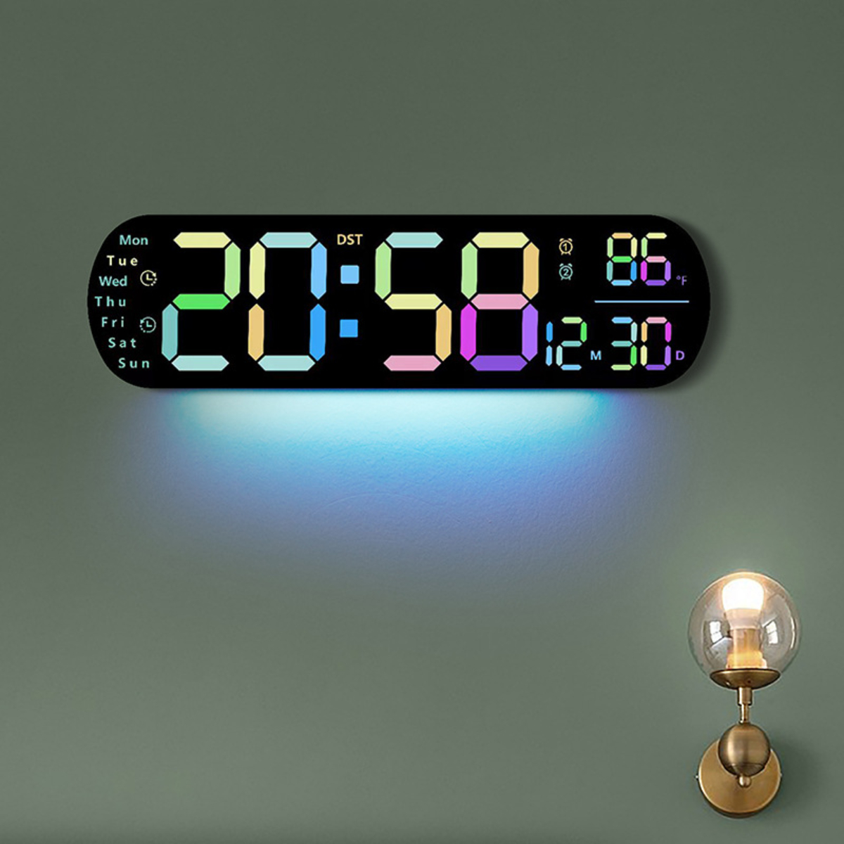 Digitaluhr, die Zeit und Temperatur anzeigt, an einer Wand montiert.