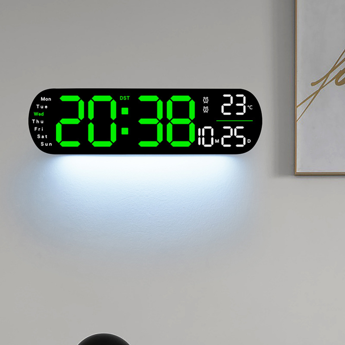 Digitaluhr an der Wand, die 20:38 mit Temperatur und Datum anzeigt.
