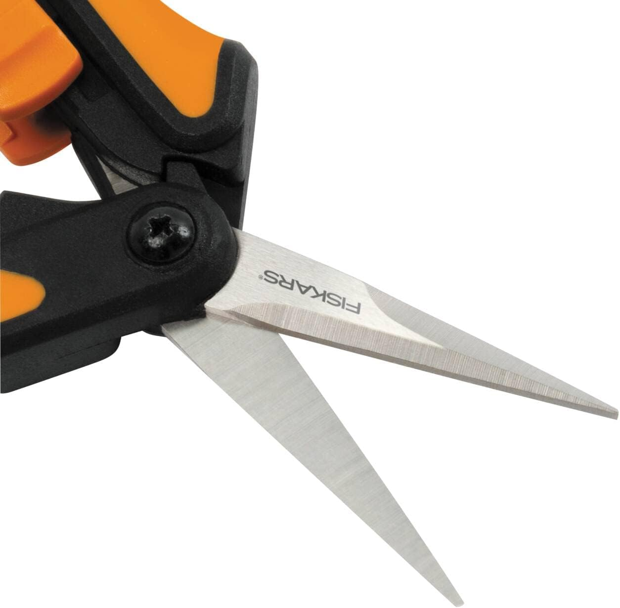 Nahaufnahme einer Fiskars-Schere. Die Schere hat orangefarbene und schwarze Griffe.