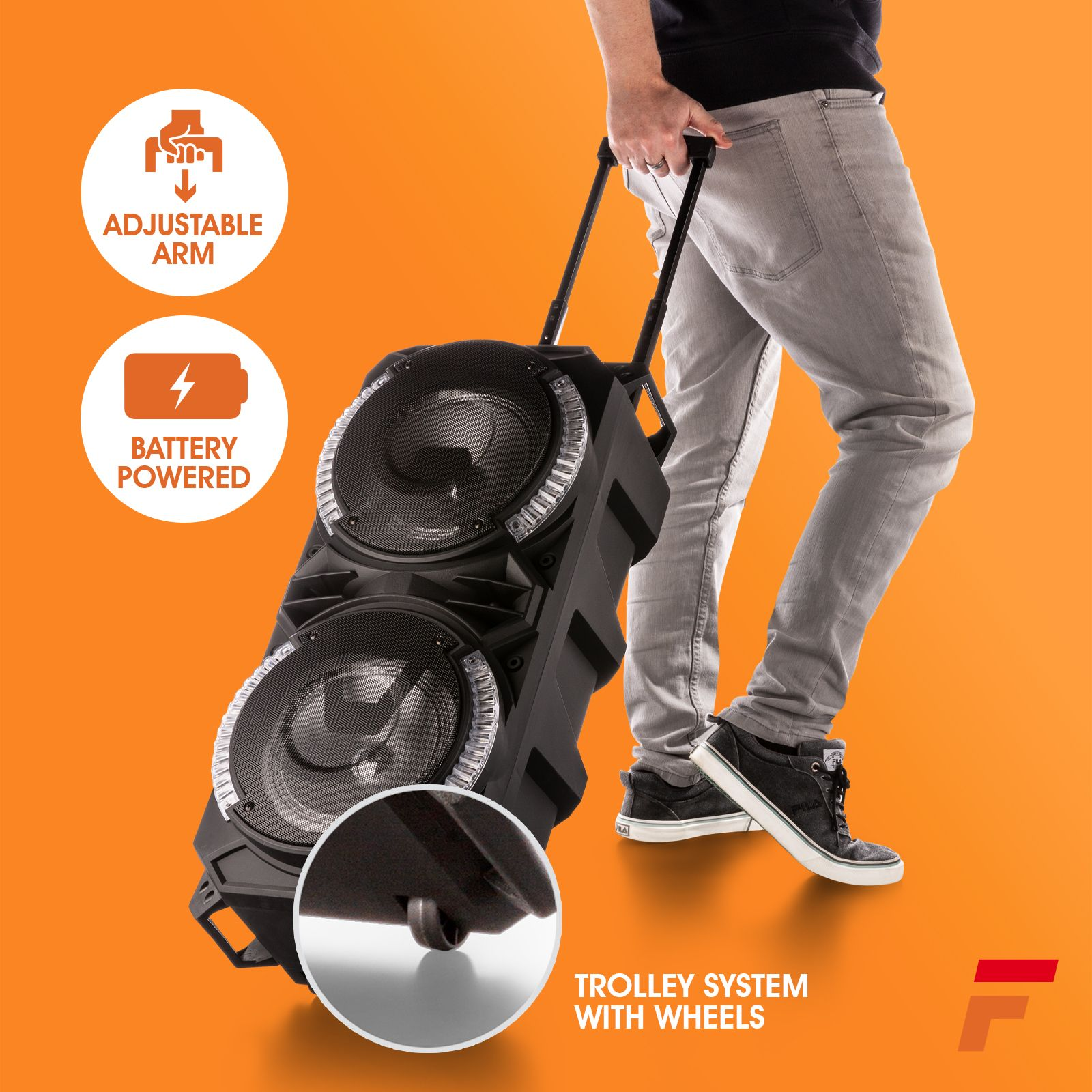 Una persona tira de un altavoz negro con ruedas. Tiene un asa y texto con iconos.
