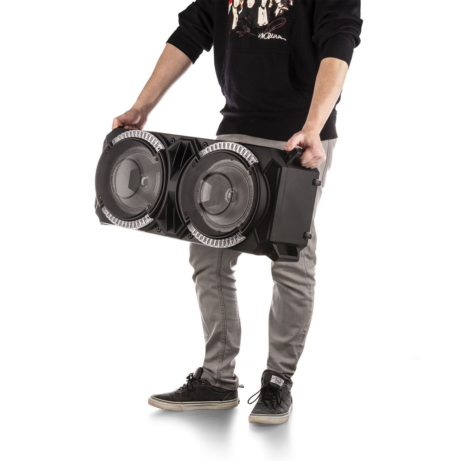Persona sosteniendo un altavoz negro con dos altavoces grandes.