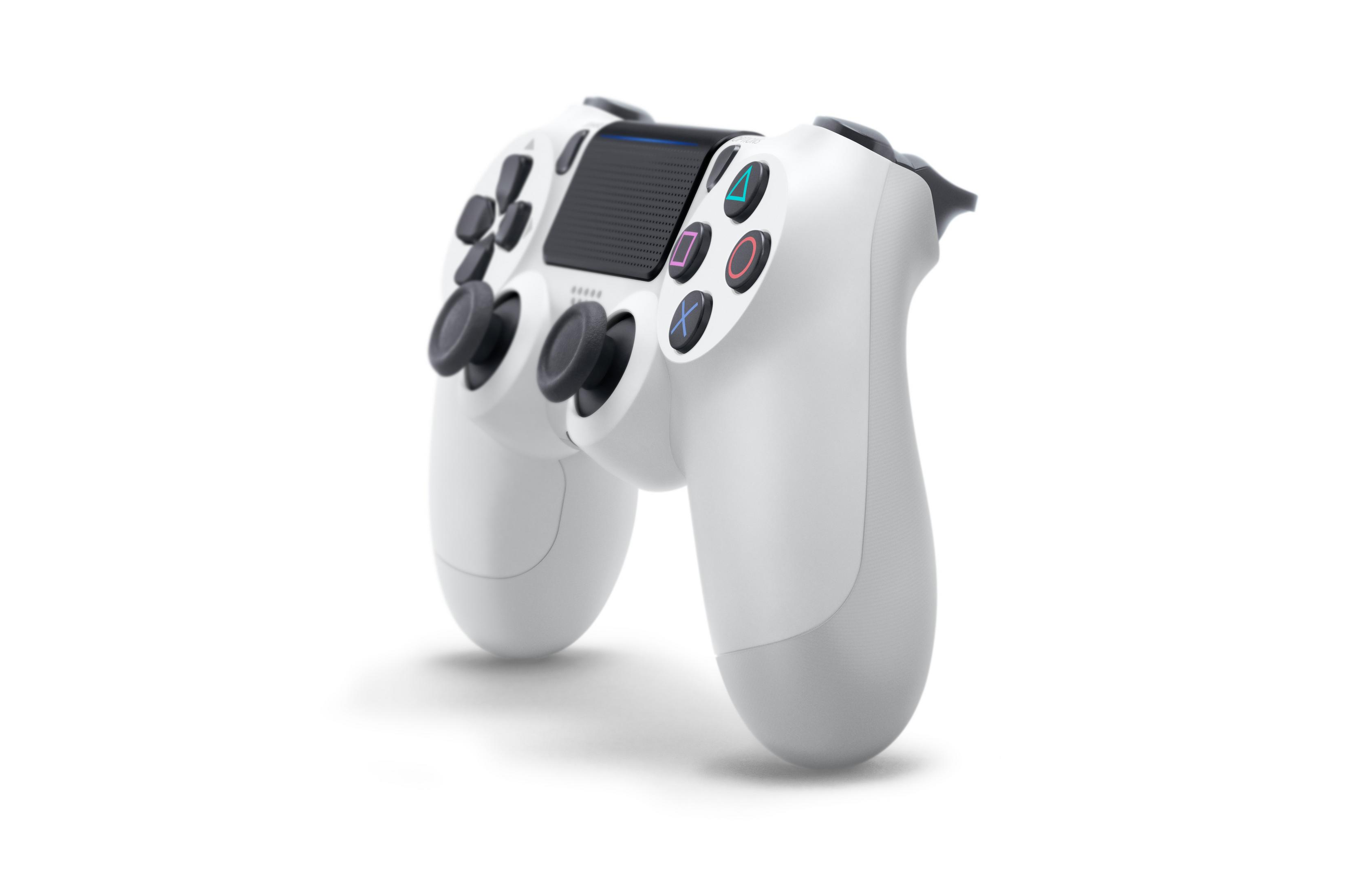 Ein weißer Playstation 4-Controller mit Knöpfen auf einer weißen Oberfläche.