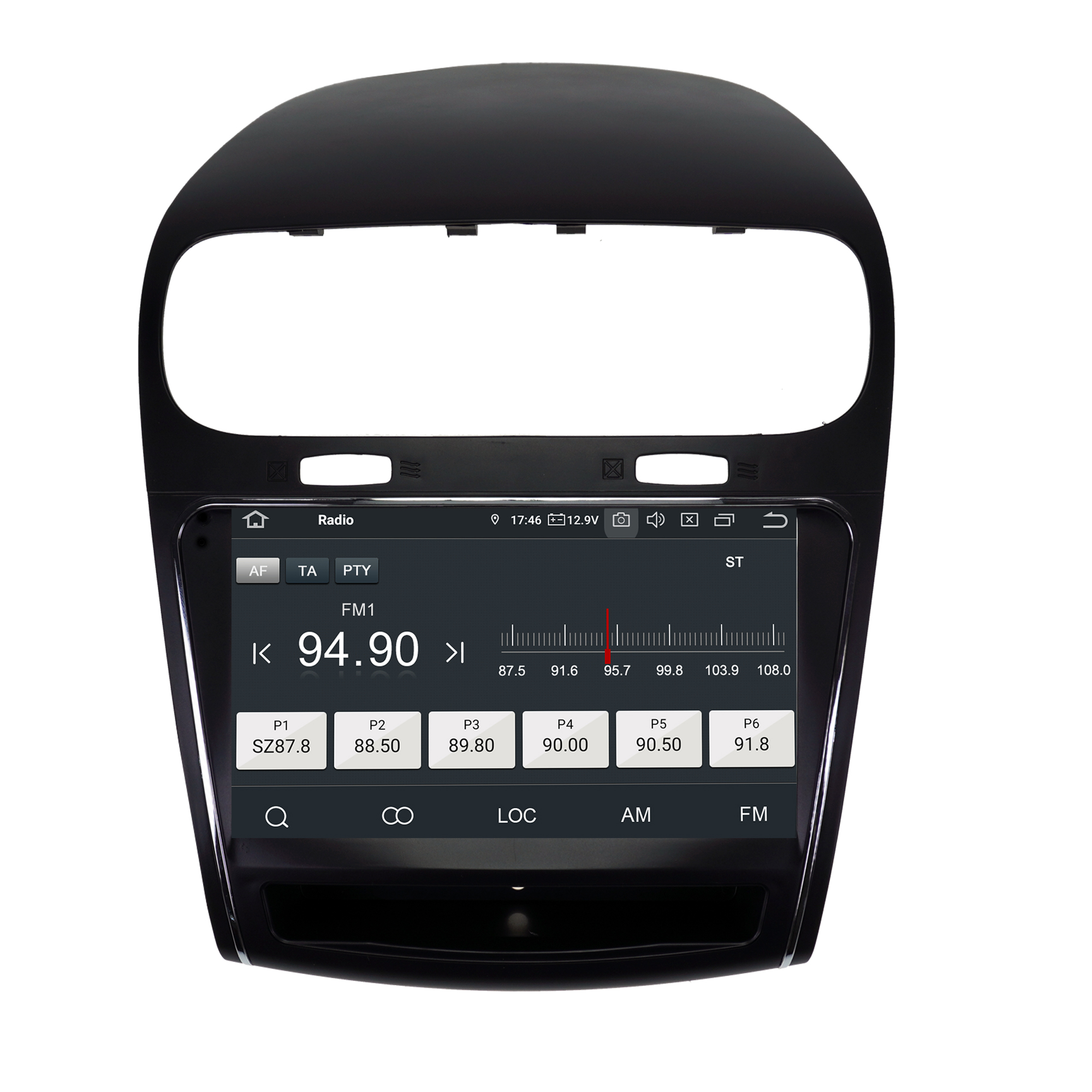 Schwarzes Autoradio mit Touchscreen-Anzeige, die Radioschnittstelle zeigt, auf Weiß.